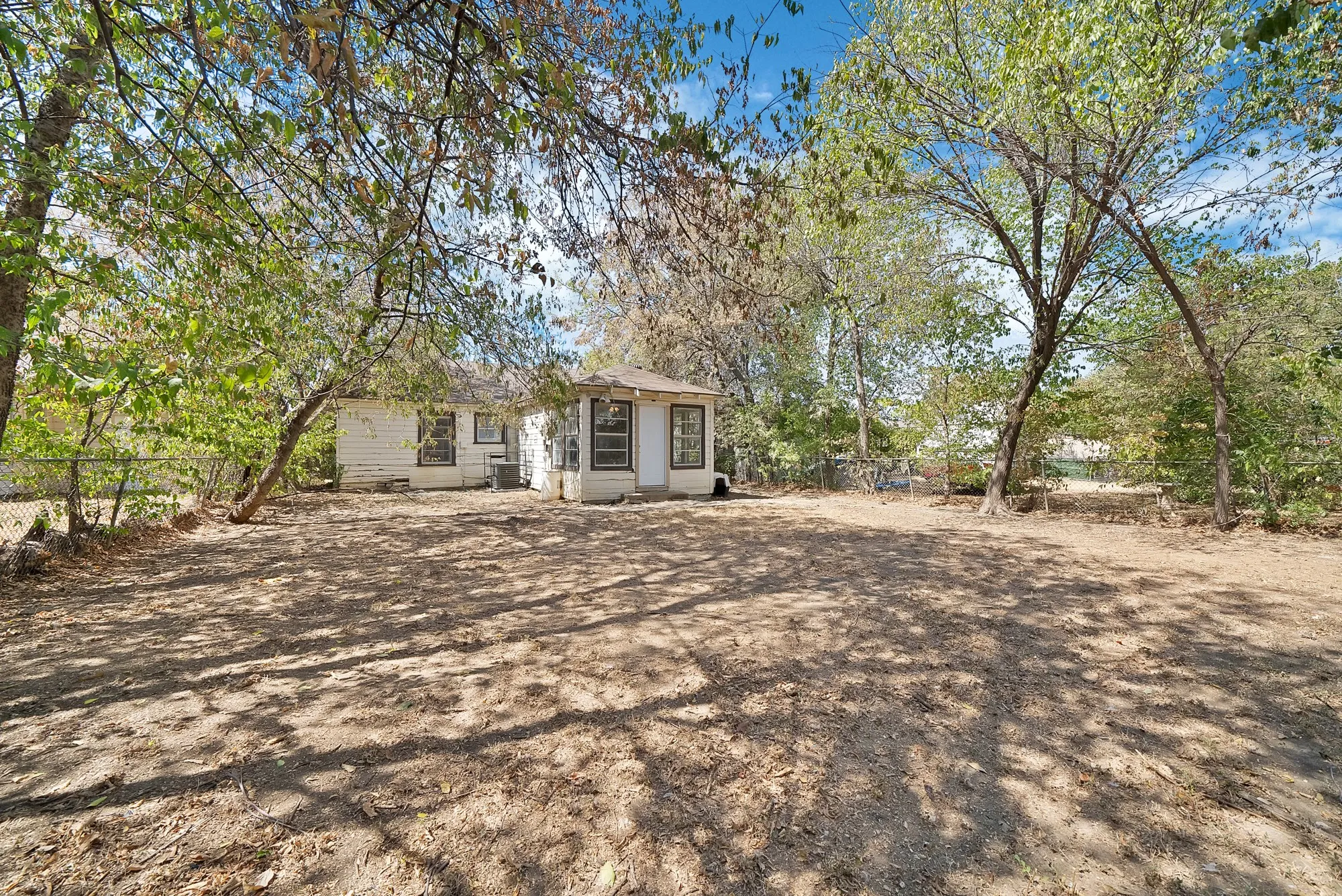 Single Family Residence For Rent in Tarrant County , 2305 8th Avenue, Fort Worth, Texas 76110, 3 Bedroom, 1 Bathroom, 1 Garage spaces, 1,156 Sqft, built in 1955, mls#21393964, Real Estate Agent in Fort Worth, Homes For Rent in Tarrant county, Homes For Rent in Fort Worth, Realtor in Fort Worth Texas, Real Estate Brokerage Independent Realty Texas, Luminita Cordes Realtor