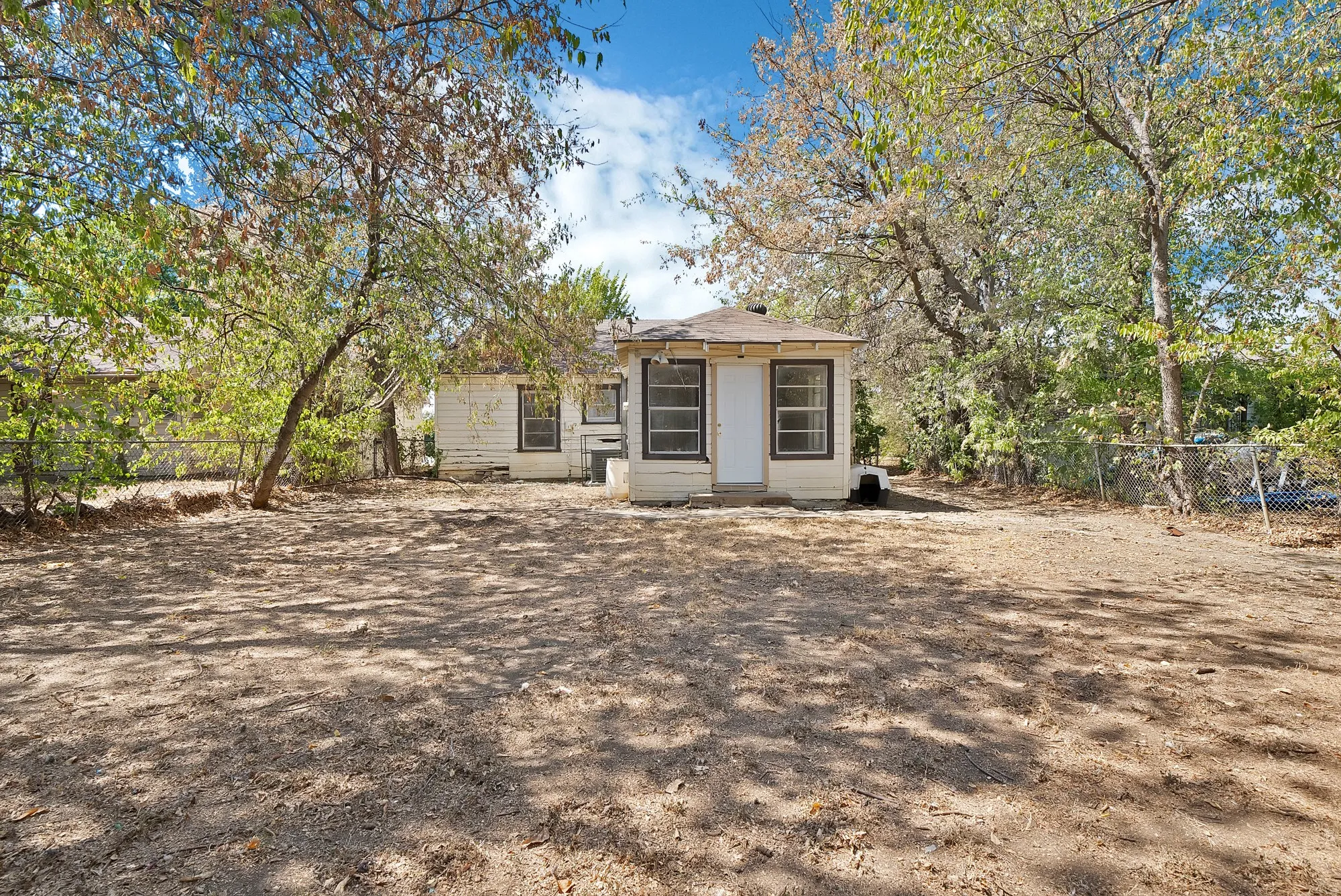 Single Family Residence For Rent in Tarrant County , 2305 8th Avenue, Fort Worth, Texas 76110, 3 Bedroom, 1 Bathroom, 1 Garage spaces, 1,156 Sqft, built in 1955, mls#21393964, Real Estate Agent in Fort Worth, Homes For Rent in Tarrant county, Homes For Rent in Fort Worth, Realtor in Fort Worth Texas, Real Estate Brokerage Independent Realty Texas, Luminita Cordes Realtor