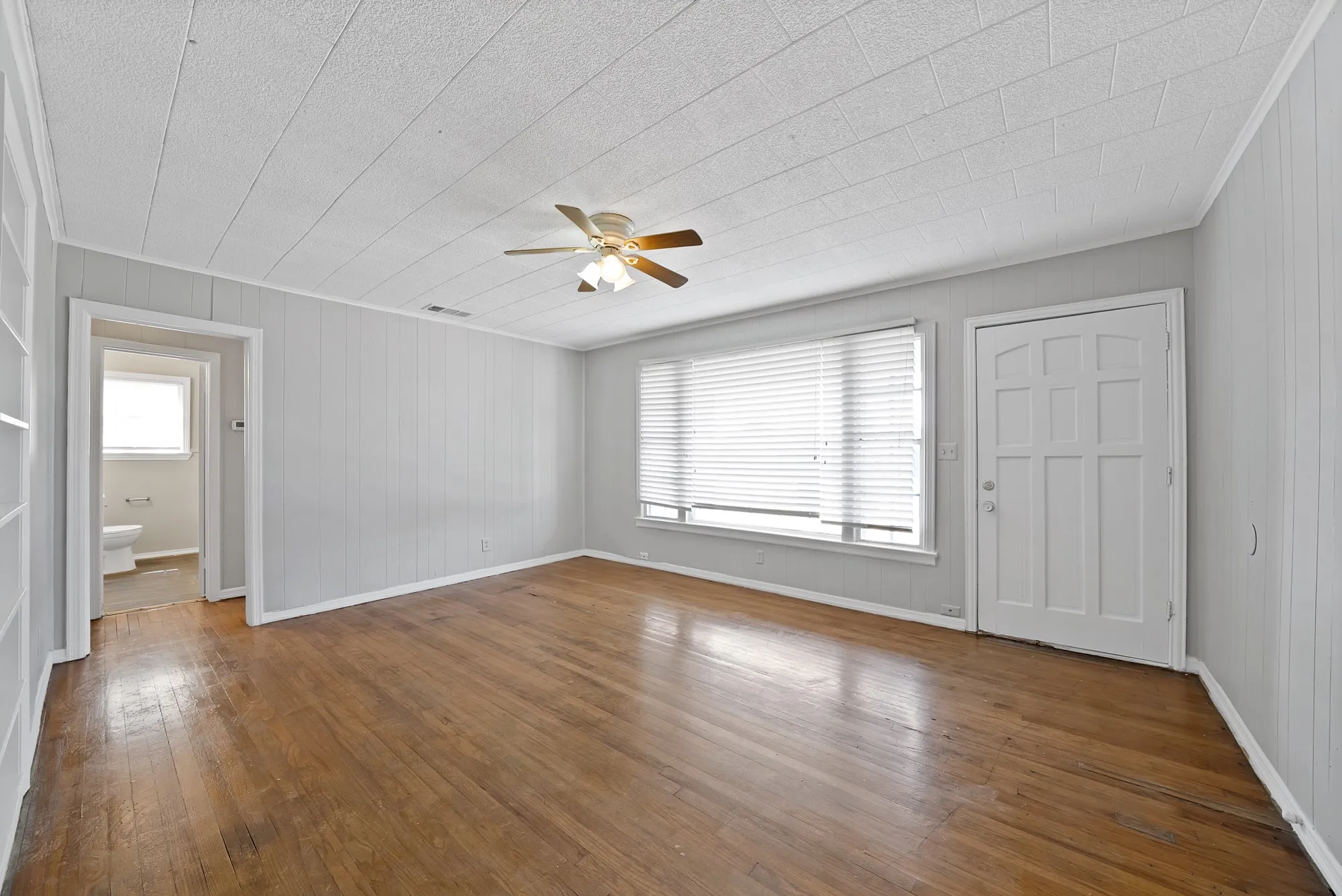 Single Family Residence For Rent in Tarrant County , 2305 8th Avenue, Fort Worth, Texas 76110, 3 Bedroom, 1 Bathroom, 1 Garage spaces, 1,156 Sqft, built in 1955, mls#21393964, Real Estate Agent in Fort Worth, Homes For Rent in Tarrant county, Homes For Rent in Fort Worth, Realtor in Fort Worth Texas, Real Estate Brokerage Independent Realty Texas, Luminita Cordes Realtor