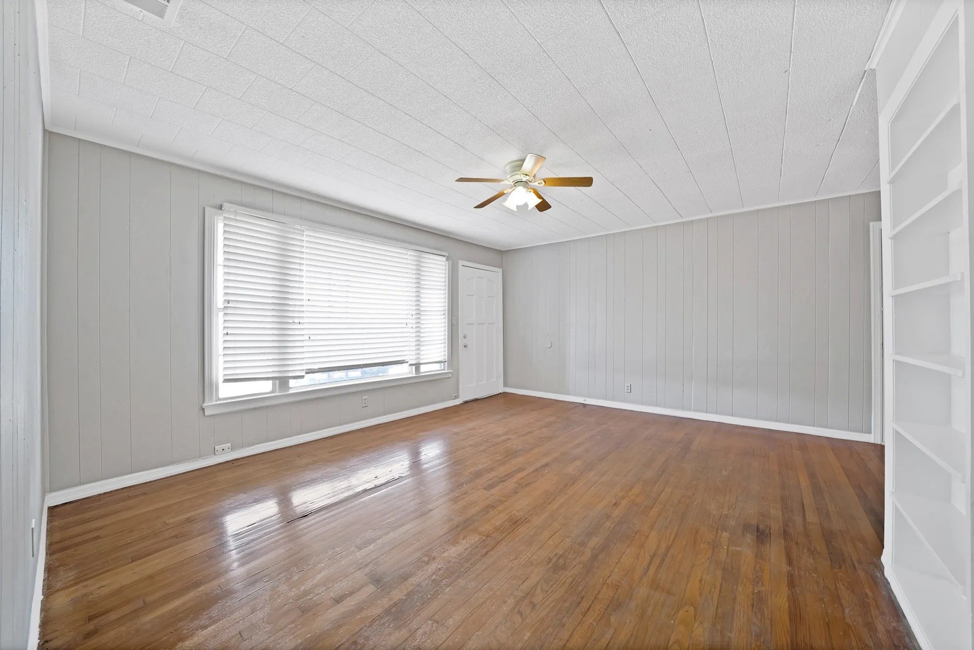 Single Family Residence For Rent in Tarrant County , 2305 8th Avenue, Fort Worth, Texas 76110, 3 Bedroom, 1 Bathroom, 1 Garage spaces, 1,156 Sqft, built in 1955, mls#21393964, Real Estate Agent in Fort Worth, Homes For Rent in Tarrant county, Homes For Rent in Fort Worth, Realtor in Fort Worth Texas, Real Estate Brokerage Independent Realty Texas, Luminita Cordes Realtor