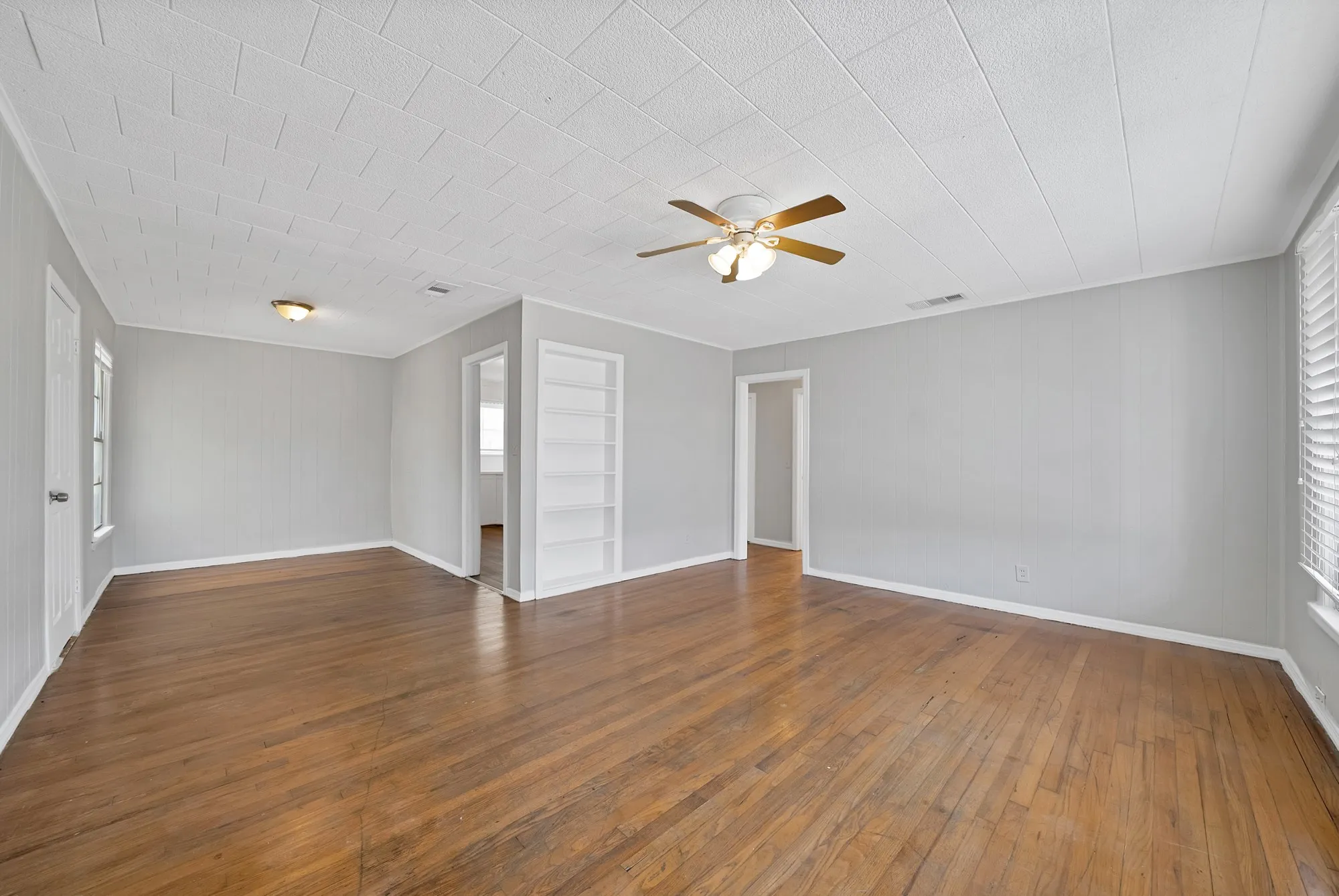 Single Family Residence For Rent in Tarrant County , 2305 8th Avenue, Fort Worth, Texas 76110, 3 Bedroom, 1 Bathroom, 1 Garage spaces, 1,156 Sqft, built in 1955, mls#21393964, Real Estate Agent in Fort Worth, Homes For Rent in Tarrant county, Homes For Rent in Fort Worth, Realtor in Fort Worth Texas, Real Estate Brokerage Independent Realty Texas, Luminita Cordes Realtor