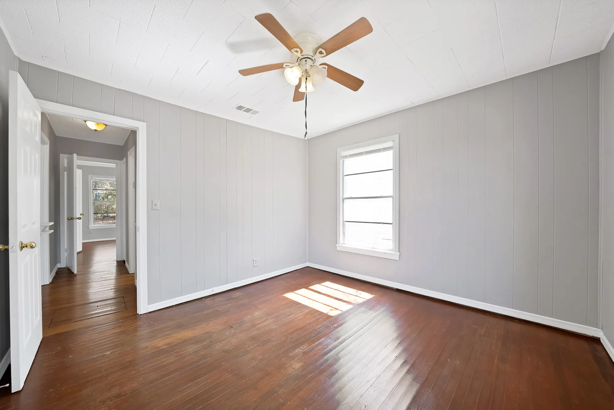 Single Family Residence For Rent in Tarrant County , 2305 8th Avenue, Fort Worth, Texas 76110, 3 Bedroom, 1 Bathroom, 1 Garage spaces, 1,156 Sqft, built in 1955, mls#21393964, Real Estate Agent in Fort Worth, Homes For Rent in Tarrant county, Homes For Rent in Fort Worth, Realtor in Fort Worth Texas, Real Estate Brokerage Independent Realty Texas, Luminita Cordes Realtor