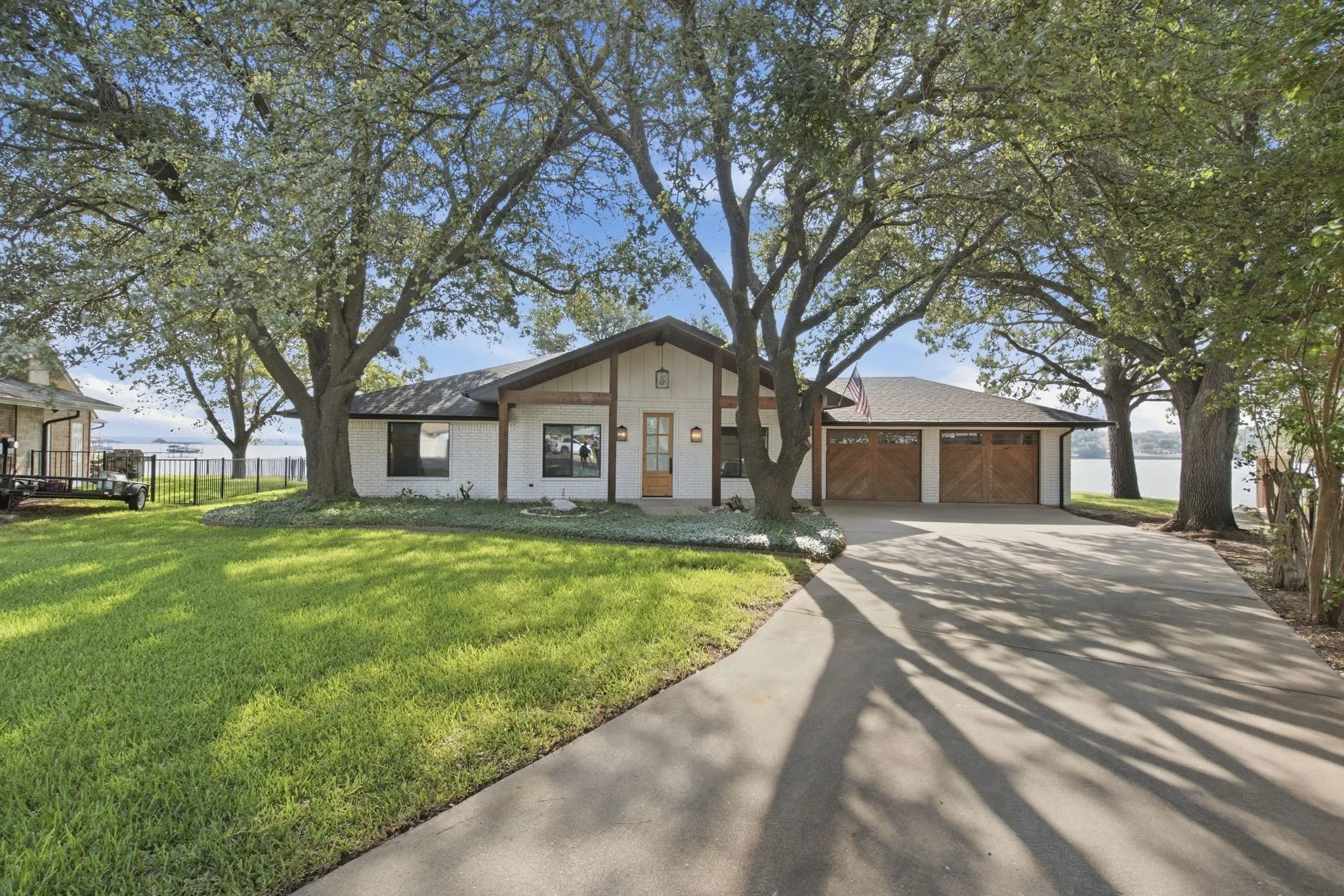 Single Family Residence For Sale in Hood County , 4210 Bar Harbor Court, Granbury, Texas 76049, 3 Bedroom, 2 Bathroom, 2 Garage spaces, 2,028 Sqft, built in 1988, mls#21381739, Real Estate Agent in Granbury, Homes For Sale in Hood county, Homes For Sale in Granbury, Realtor in Granbury Texas, Real Estate Brokerage Independent Realty Texas, Luminita Cordes Realtor