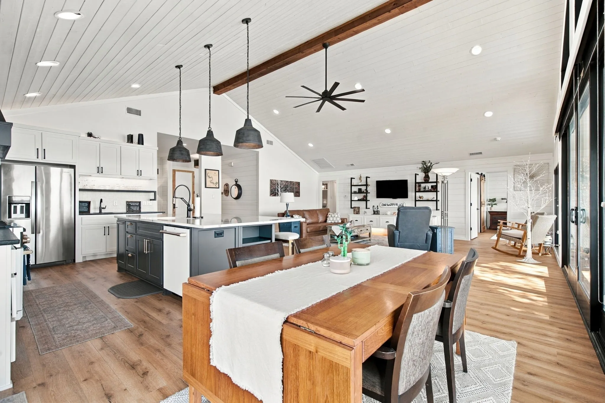 Single Family Residence For Sale in Hood County , 4210 Bar Harbor Court, Granbury, Texas 76049, 3 Bedroom, 2 Bathroom, 2 Garage spaces, 2,028 Sqft, built in 1988, mls#21381739, Real Estate Agent in Granbury, Homes For Sale in Hood county, Homes For Sale in Granbury, Realtor in Granbury Texas, Real Estate Brokerage Independent Realty Texas, Luminita Cordes Realtor