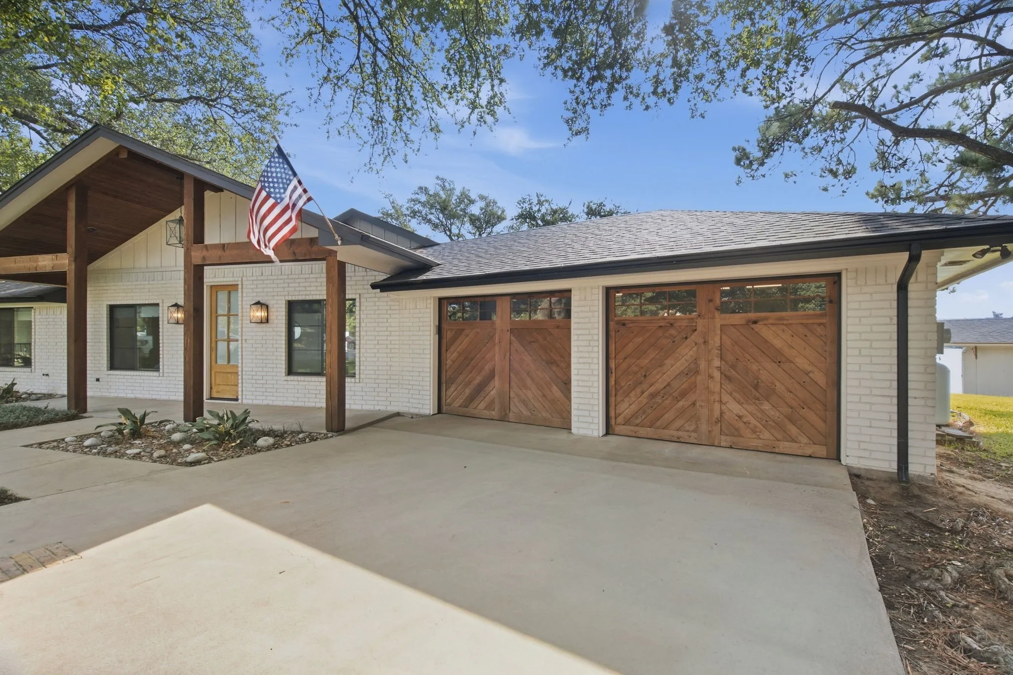Single Family Residence For Sale in Hood County , 4210 Bar Harbor Court, Granbury, Texas 76049, 3 Bedroom, 2 Bathroom, 2 Garage spaces, 2,028 Sqft, built in 1988, mls#21381739, Real Estate Agent in Granbury, Homes For Sale in Hood county, Homes For Sale in Granbury, Realtor in Granbury Texas, Real Estate Brokerage Independent Realty Texas, Luminita Cordes Realtor