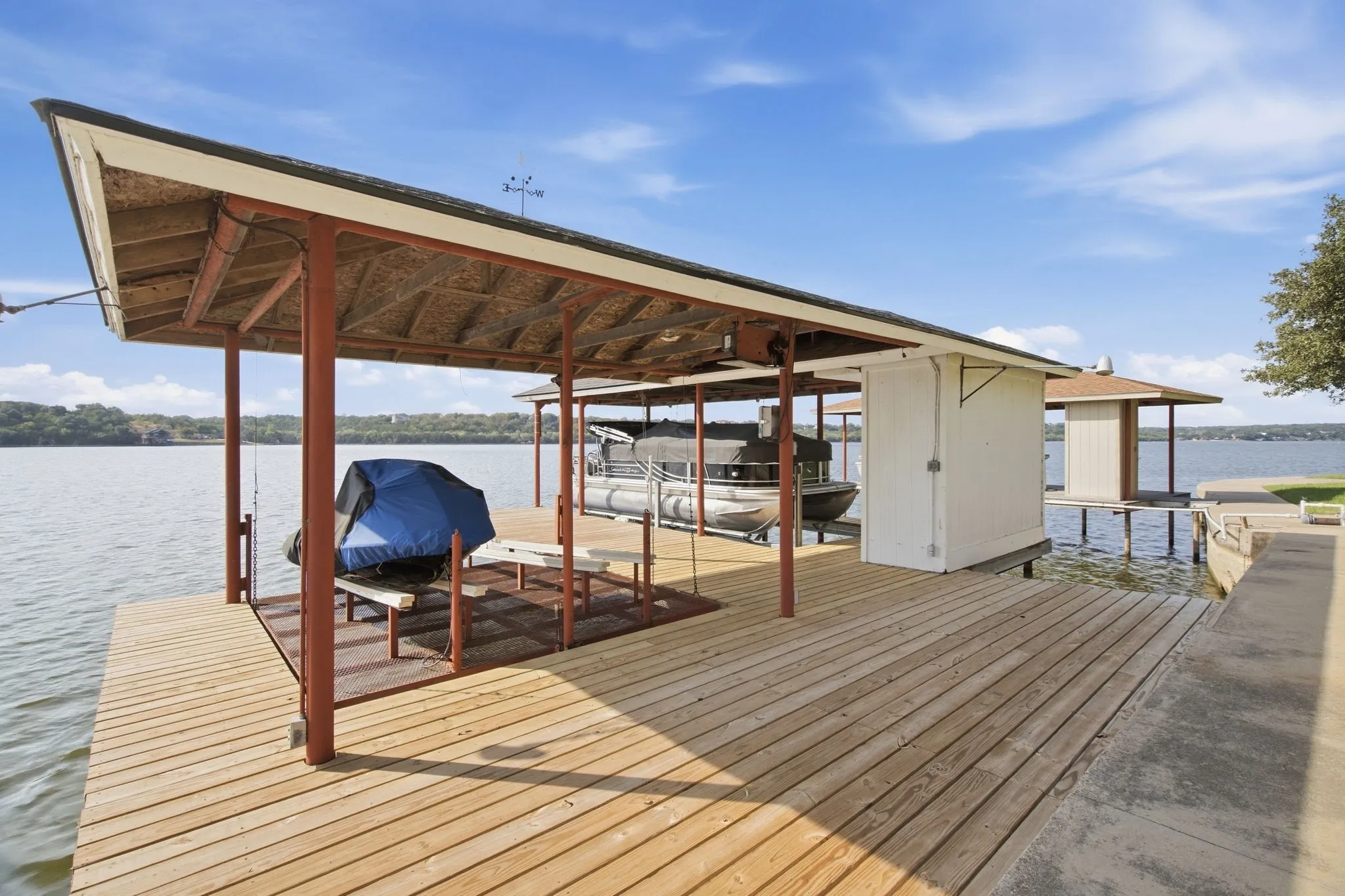 Single Family Residence For Sale in Hood County , 4210 Bar Harbor Court, Granbury, Texas 76049, 3 Bedroom, 2 Bathroom, 2 Garage spaces, 2,028 Sqft, built in 1988, mls#21381739, Real Estate Agent in Granbury, Homes For Sale in Hood county, Homes For Sale in Granbury, Realtor in Granbury Texas, Real Estate Brokerage Independent Realty Texas, Luminita Cordes Realtor