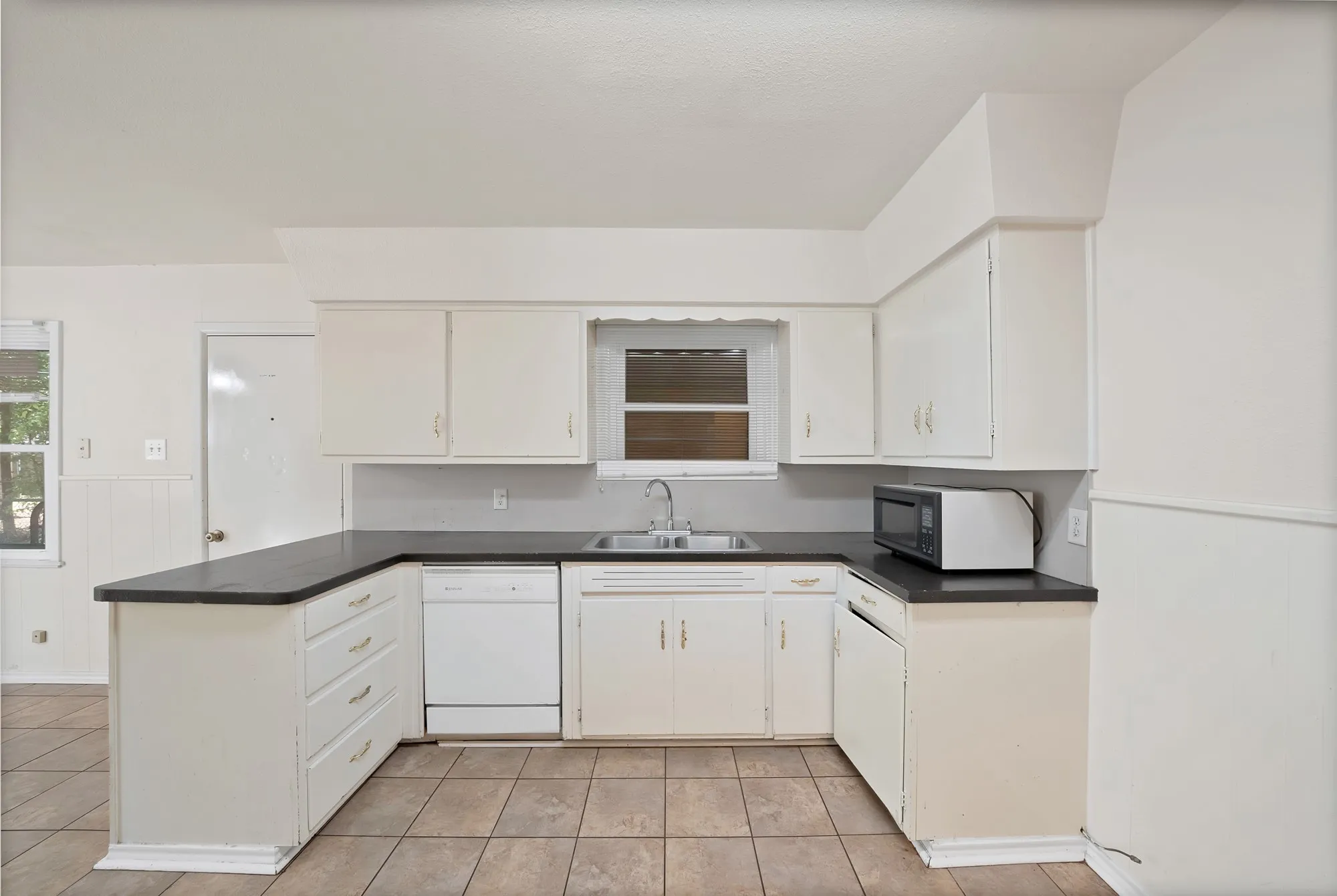 Single Family Residence For Rent in Johnson County , 811 Phillips Street, Cleburne, Texas 76033, 3 Bedroom, 1 Bathroom, Garage spaces, 1,188 Sqft, built in 1960, mls#21394236, Real Estate Agent in Cleburne, Homes For Rent in Johnson county, Homes For Rent in Cleburne, Realtor in Cleburne Texas, Real Estate Brokerage Independent Realty Texas, Luminita Cordes Realtor