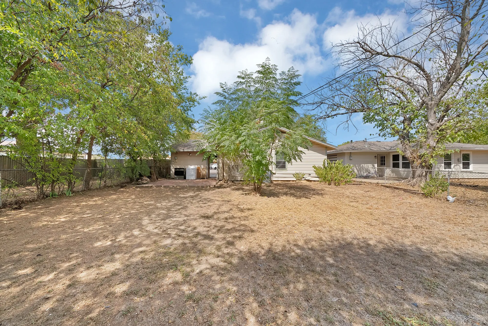 Single Family Residence For Rent in Johnson County , 811 Phillips Street, Cleburne, Texas 76033, 3 Bedroom, 1 Bathroom, Garage spaces, 1,188 Sqft, built in 1960, mls#21394236, Real Estate Agent in Cleburne, Homes For Rent in Johnson county, Homes For Rent in Cleburne, Realtor in Cleburne Texas, Real Estate Brokerage Independent Realty Texas, Luminita Cordes Realtor