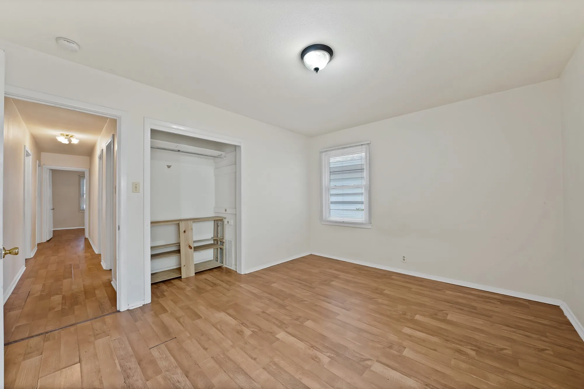 Single Family Residence For Rent in Johnson County , 811 Phillips Street, Cleburne, Texas 76033, 3 Bedroom, 1 Bathroom, Garage spaces, 1,188 Sqft, built in 1960, mls#21394236, Real Estate Agent in Cleburne, Homes For Rent in Johnson county, Homes For Rent in Cleburne, Realtor in Cleburne Texas, Real Estate Brokerage Independent Realty Texas, Luminita Cordes Realtor