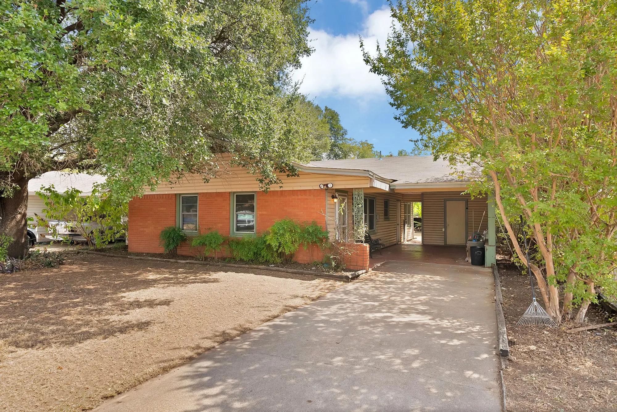 Single Family Residence For Rent in Johnson County , 811 Phillips Street, Cleburne, Texas 76033, 3 Bedroom, 1 Bathroom, Garage spaces, 1,188 Sqft, built in 1960, mls#21394236, Real Estate Agent in Cleburne, Homes For Rent in Johnson county, Homes For Rent in Cleburne, Realtor in Cleburne Texas, Real Estate Brokerage Independent Realty Texas, Luminita Cordes Realtor