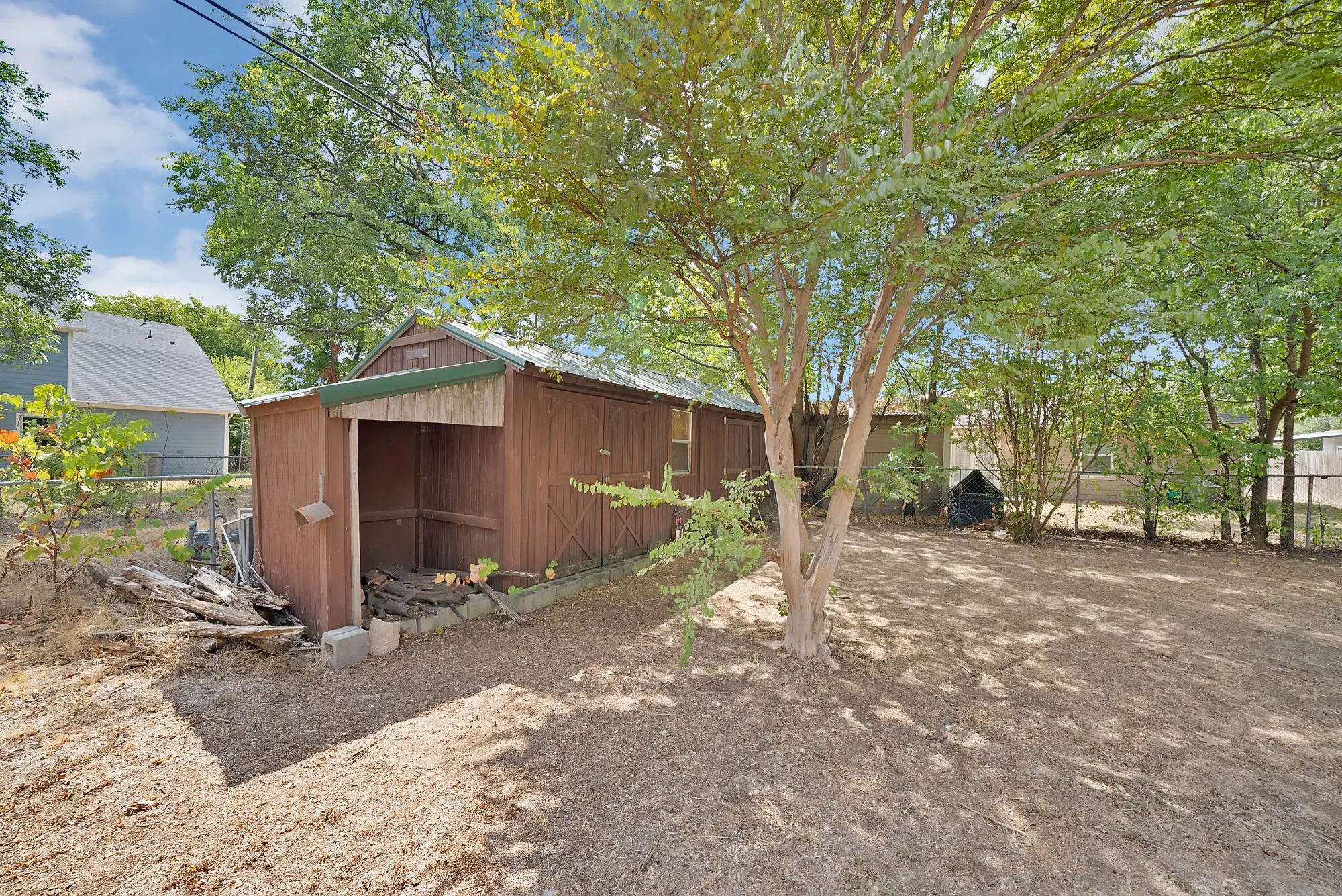 Single Family Residence For Rent in Johnson County , 811 Phillips Street, Cleburne, Texas 76033, 3 Bedroom, 1 Bathroom, Garage spaces, 1,188 Sqft, built in 1960, mls#21394236, Real Estate Agent in Cleburne, Homes For Rent in Johnson county, Homes For Rent in Cleburne, Realtor in Cleburne Texas, Real Estate Brokerage Independent Realty Texas, Luminita Cordes Realtor