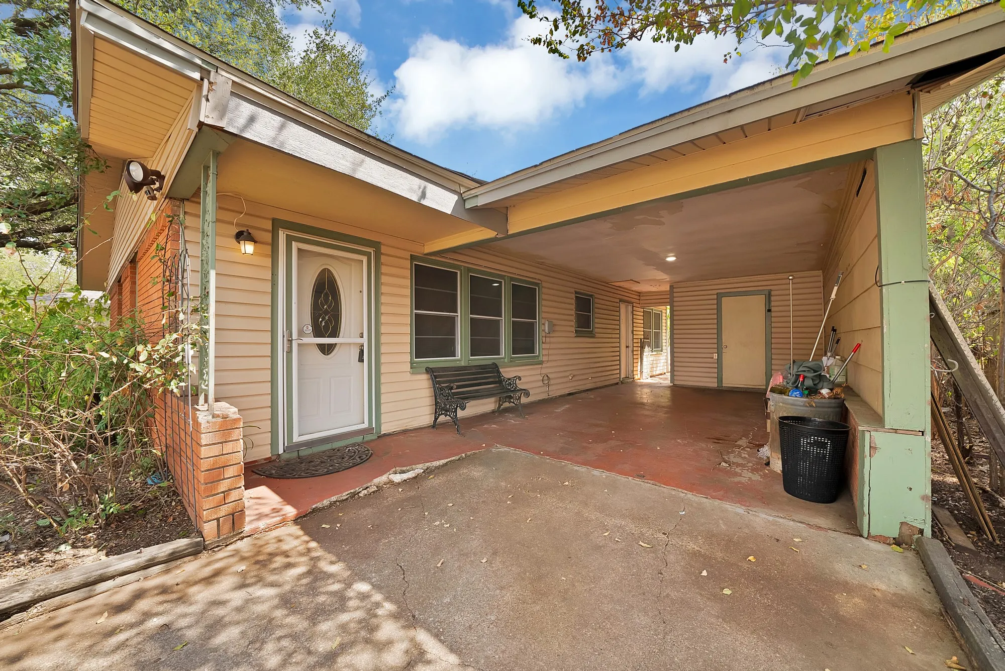 Single Family Residence For Rent in Johnson County , 811 Phillips Street, Cleburne, Texas 76033, 3 Bedroom, 1 Bathroom, Garage spaces, 1,188 Sqft, built in 1960, mls#21394236, Real Estate Agent in Cleburne, Homes For Rent in Johnson county, Homes For Rent in Cleburne, Realtor in Cleburne Texas, Real Estate Brokerage Independent Realty Texas, Luminita Cordes Realtor