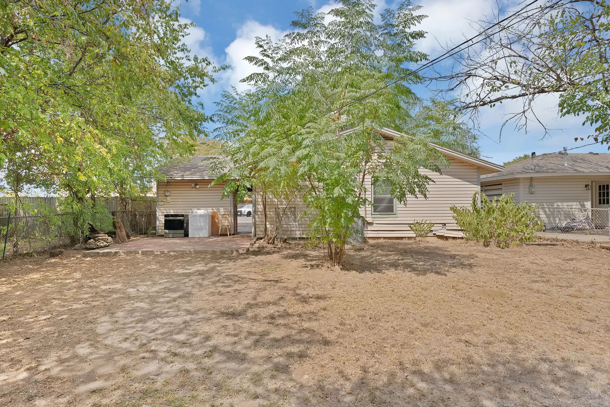 Single Family Residence For Rent in Johnson County , 811 Phillips Street, Cleburne, Texas 76033, 3 Bedroom, 1 Bathroom, Garage spaces, 1,188 Sqft, built in 1960, mls#21394236, Real Estate Agent in Cleburne, Homes For Rent in Johnson county, Homes For Rent in Cleburne, Realtor in Cleburne Texas, Real Estate Brokerage Independent Realty Texas, Luminita Cordes Realtor