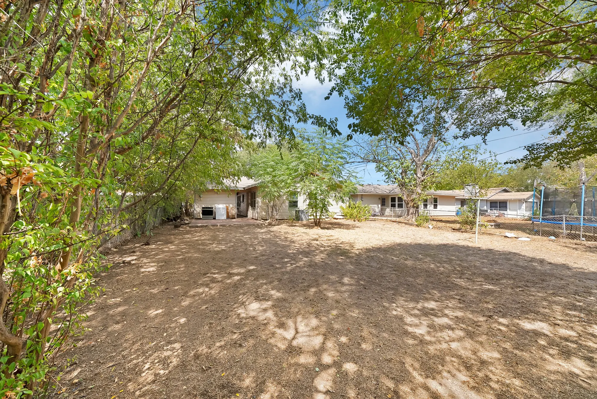 Single Family Residence For Rent in Johnson County , 811 Phillips Street, Cleburne, Texas 76033, 3 Bedroom, 1 Bathroom, Garage spaces, 1,188 Sqft, built in 1960, mls#21394236, Real Estate Agent in Cleburne, Homes For Rent in Johnson county, Homes For Rent in Cleburne, Realtor in Cleburne Texas, Real Estate Brokerage Independent Realty Texas, Luminita Cordes Realtor