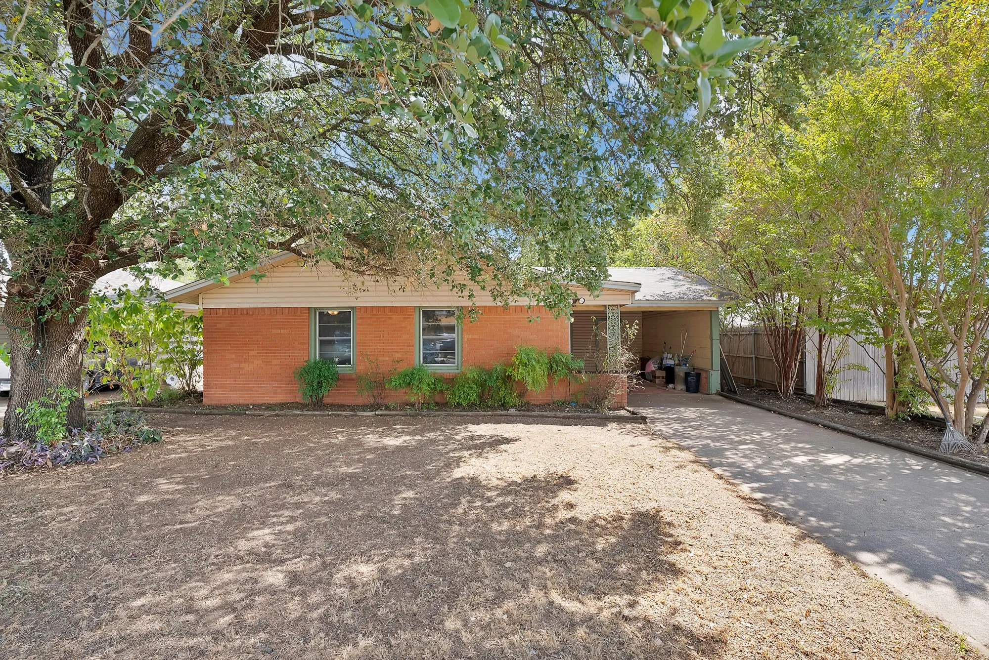 Single Family Residence For Rent in Johnson County , 811 Phillips Street, Cleburne, Texas 76033, 3 Bedroom, 1 Bathroom, Garage spaces, 1,188 Sqft, built in 1960, mls#21394236, Real Estate Agent in Cleburne, Homes For Rent in Johnson county, Homes For Rent in Cleburne, Realtor in Cleburne Texas, Real Estate Brokerage Independent Realty Texas, Luminita Cordes Realtor