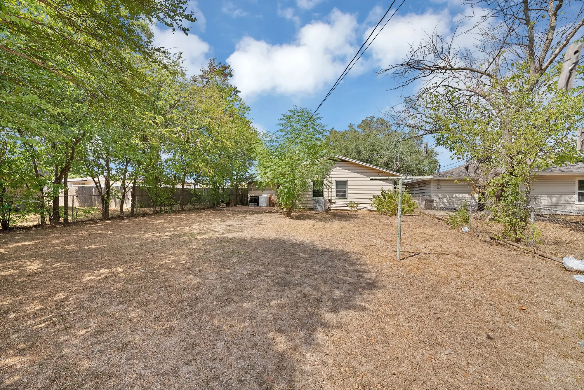 Single Family Residence For Rent in Johnson County , 811 Phillips Street, Cleburne, Texas 76033, 3 Bedroom, 1 Bathroom, Garage spaces, 1,188 Sqft, built in 1960, mls#21394236, Real Estate Agent in Cleburne, Homes For Rent in Johnson county, Homes For Rent in Cleburne, Realtor in Cleburne Texas, Real Estate Brokerage Independent Realty Texas, Luminita Cordes Realtor