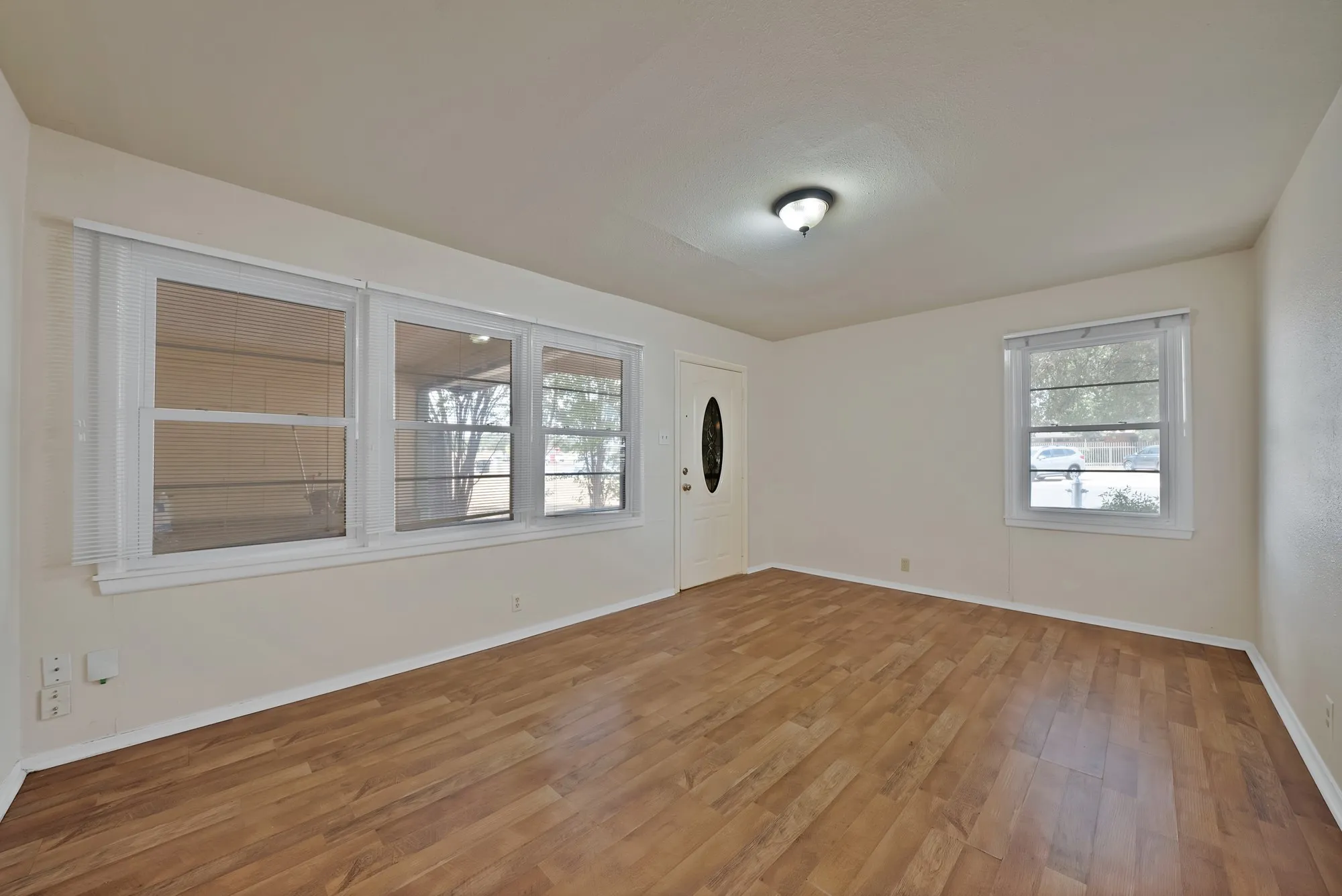 Single Family Residence For Rent in Johnson County , 811 Phillips Street, Cleburne, Texas 76033, 3 Bedroom, 1 Bathroom, Garage spaces, 1,188 Sqft, built in 1960, mls#21394236, Real Estate Agent in Cleburne, Homes For Rent in Johnson county, Homes For Rent in Cleburne, Realtor in Cleburne Texas, Real Estate Brokerage Independent Realty Texas, Luminita Cordes Realtor