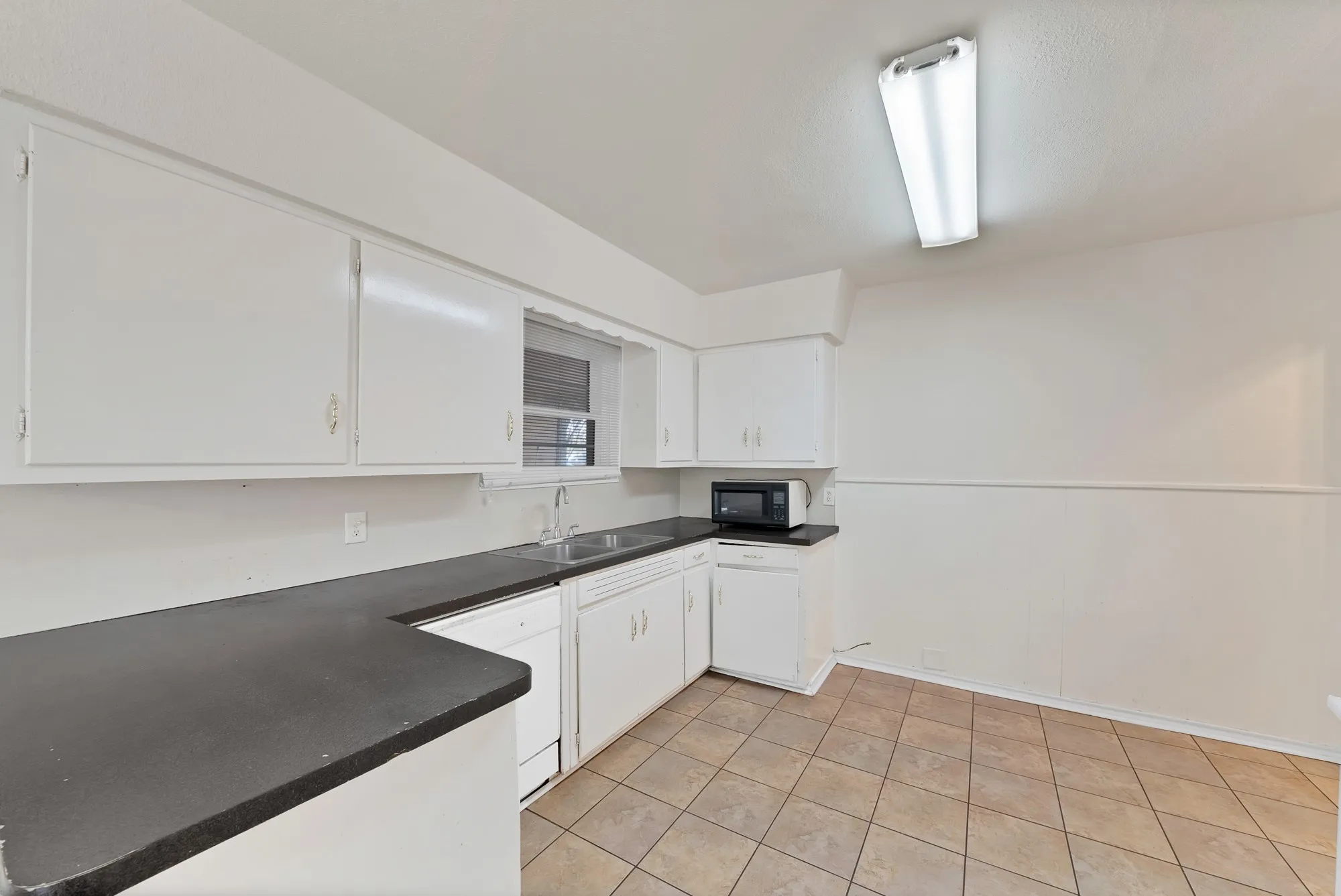 Single Family Residence For Rent in Johnson County , 811 Phillips Street, Cleburne, Texas 76033, 3 Bedroom, 1 Bathroom, Garage spaces, 1,188 Sqft, built in 1960, mls#21394236, Real Estate Agent in Cleburne, Homes For Rent in Johnson county, Homes For Rent in Cleburne, Realtor in Cleburne Texas, Real Estate Brokerage Independent Realty Texas, Luminita Cordes Realtor