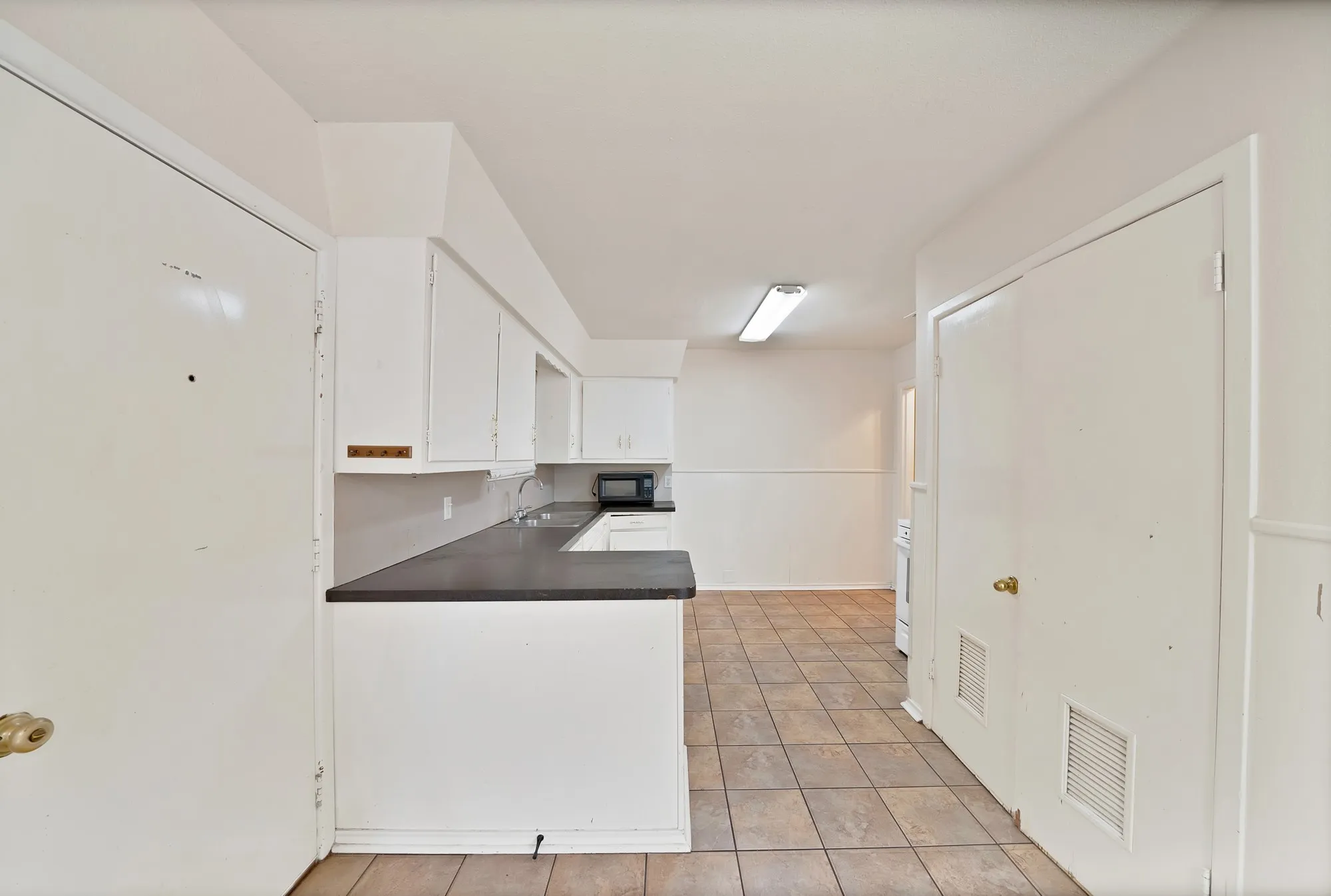 Single Family Residence For Rent in Johnson County , 811 Phillips Street, Cleburne, Texas 76033, 3 Bedroom, 1 Bathroom, Garage spaces, 1,188 Sqft, built in 1960, mls#21394236, Real Estate Agent in Cleburne, Homes For Rent in Johnson county, Homes For Rent in Cleburne, Realtor in Cleburne Texas, Real Estate Brokerage Independent Realty Texas, Luminita Cordes Realtor