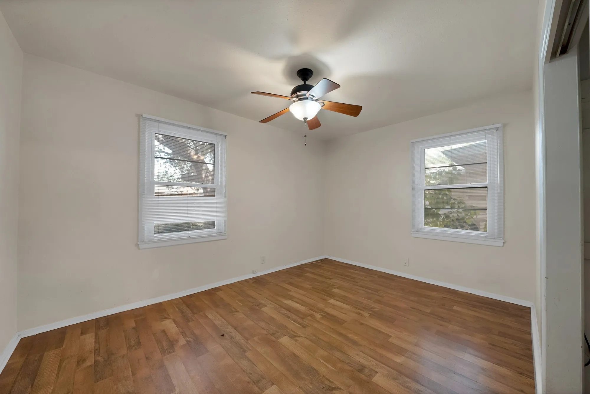 Single Family Residence For Rent in Johnson County , 811 Phillips Street, Cleburne, Texas 76033, 3 Bedroom, 1 Bathroom, Garage spaces, 1,188 Sqft, built in 1960, mls#21394236, Real Estate Agent in Cleburne, Homes For Rent in Johnson county, Homes For Rent in Cleburne, Realtor in Cleburne Texas, Real Estate Brokerage Independent Realty Texas, Luminita Cordes Realtor