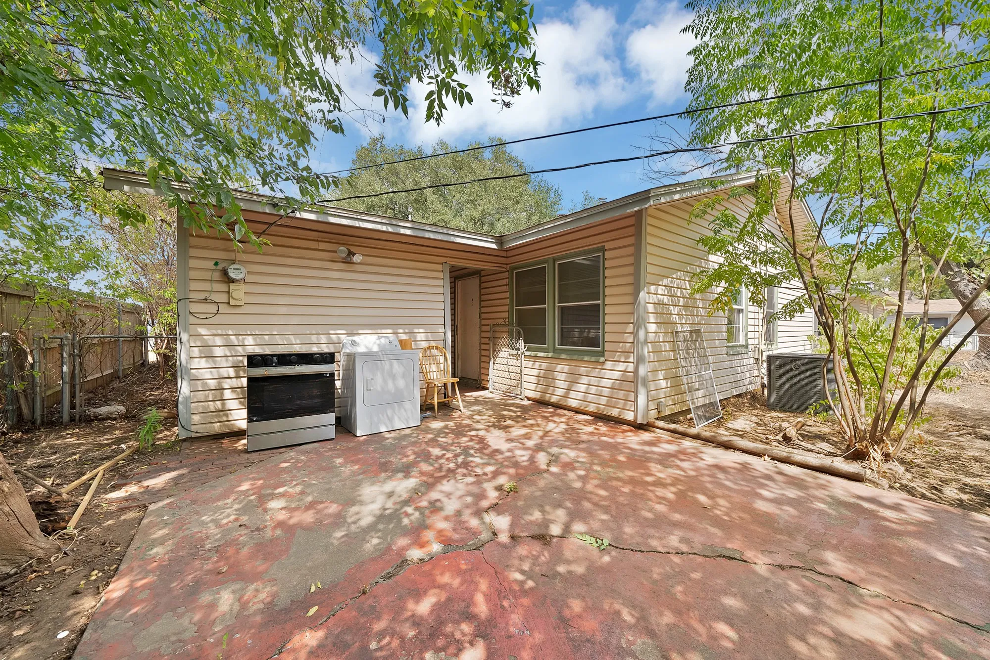 Single Family Residence For Rent in Johnson County , 811 Phillips Street, Cleburne, Texas 76033, 3 Bedroom, 1 Bathroom, Garage spaces, 1,188 Sqft, built in 1960, mls#21394236, Real Estate Agent in Cleburne, Homes For Rent in Johnson county, Homes For Rent in Cleburne, Realtor in Cleburne Texas, Real Estate Brokerage Independent Realty Texas, Luminita Cordes Realtor