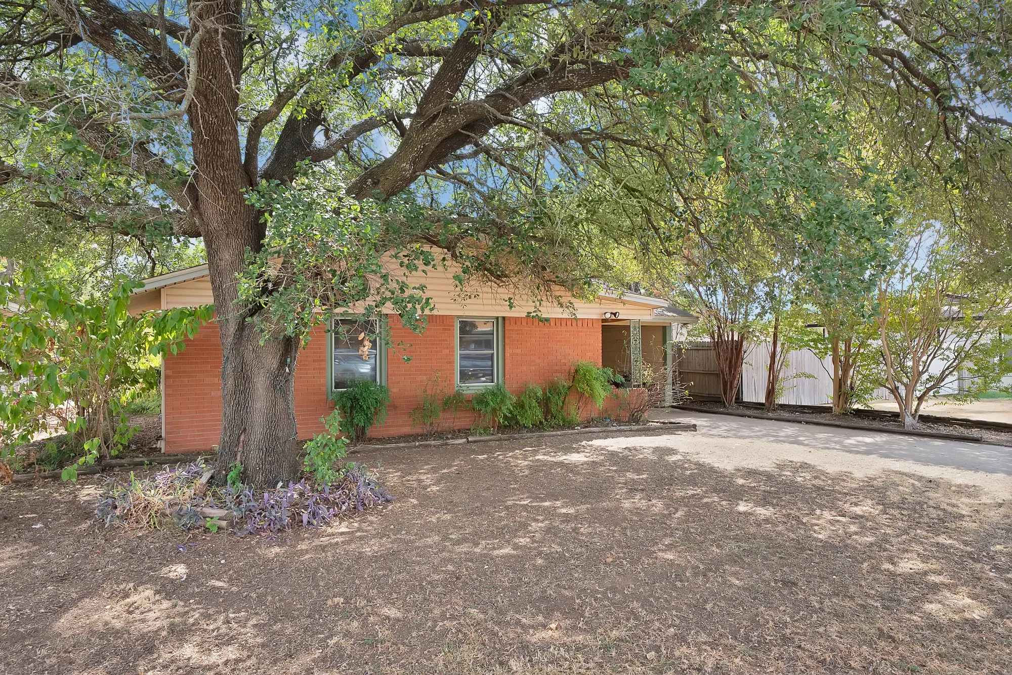 Single Family Residence For Rent in Johnson County , 811 Phillips Street, Cleburne, Texas 76033, 3 Bedroom, 1 Bathroom, Garage spaces, 1,188 Sqft, built in 1960, mls#21394236, Real Estate Agent in Cleburne, Homes For Rent in Johnson county, Homes For Rent in Cleburne, Realtor in Cleburne Texas, Real Estate Brokerage Independent Realty Texas, Luminita Cordes Realtor