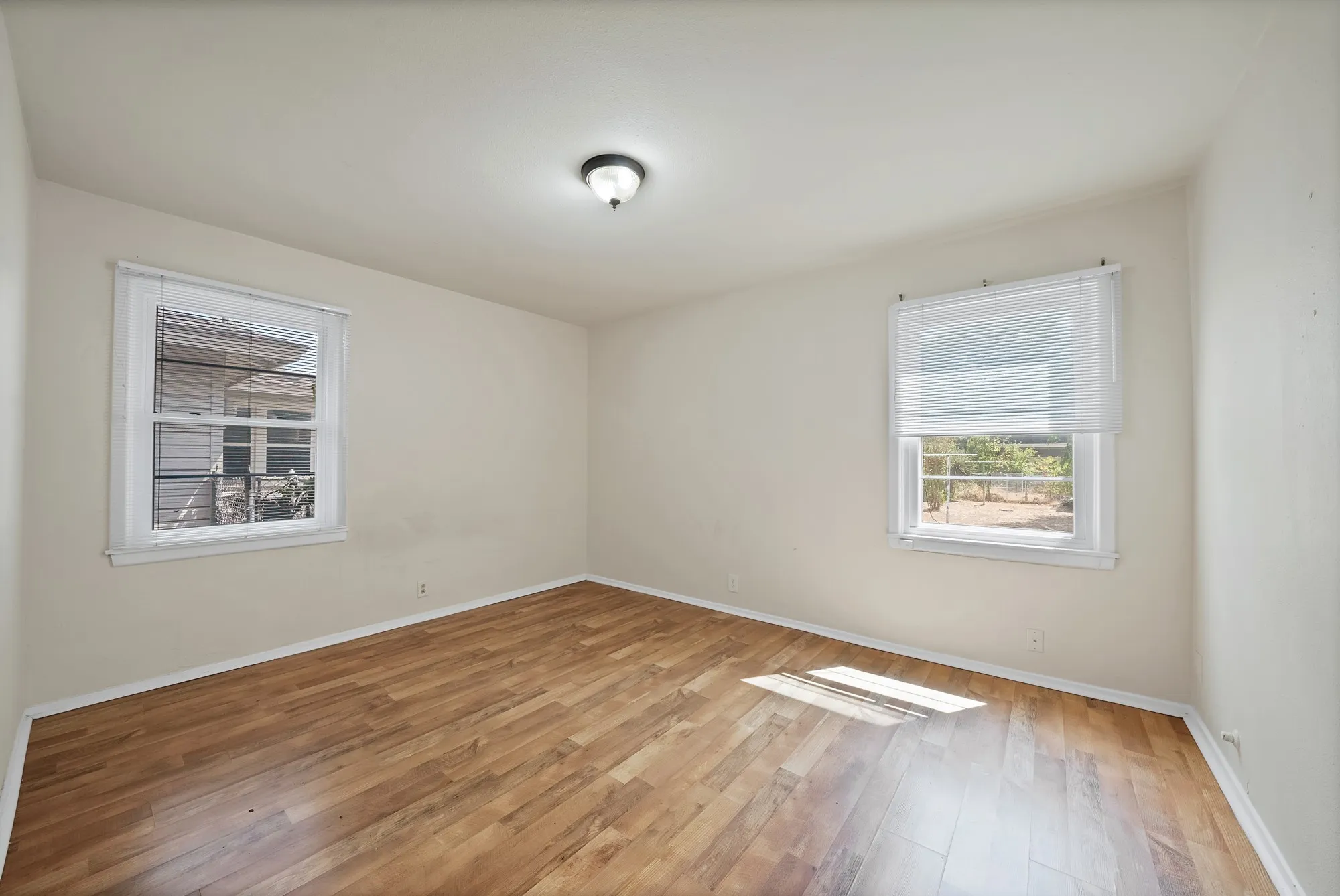 Single Family Residence For Rent in Johnson County , 811 Phillips Street, Cleburne, Texas 76033, 3 Bedroom, 1 Bathroom, Garage spaces, 1,188 Sqft, built in 1960, mls#21394236, Real Estate Agent in Cleburne, Homes For Rent in Johnson county, Homes For Rent in Cleburne, Realtor in Cleburne Texas, Real Estate Brokerage Independent Realty Texas, Luminita Cordes Realtor