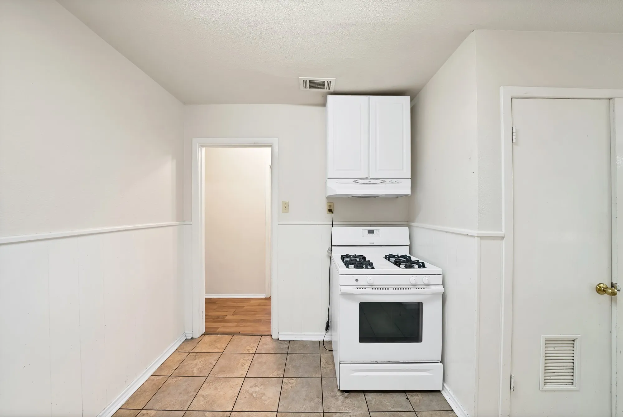 Single Family Residence For Rent in Johnson County , 811 Phillips Street, Cleburne, Texas 76033, 3 Bedroom, 1 Bathroom, Garage spaces, 1,188 Sqft, built in 1960, mls#21394236, Real Estate Agent in Cleburne, Homes For Rent in Johnson county, Homes For Rent in Cleburne, Realtor in Cleburne Texas, Real Estate Brokerage Independent Realty Texas, Luminita Cordes Realtor