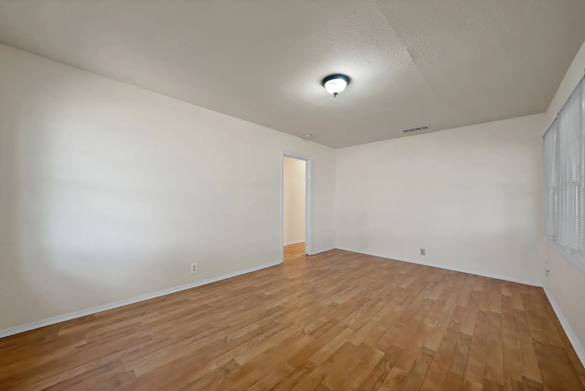 Single Family Residence For Rent in Johnson County , 811 Phillips Street, Cleburne, Texas 76033, 3 Bedroom, 1 Bathroom, Garage spaces, 1,188 Sqft, built in 1960, mls#21394236, Real Estate Agent in Cleburne, Homes For Rent in Johnson county, Homes For Rent in Cleburne, Realtor in Cleburne Texas, Real Estate Brokerage Independent Realty Texas, Luminita Cordes Realtor