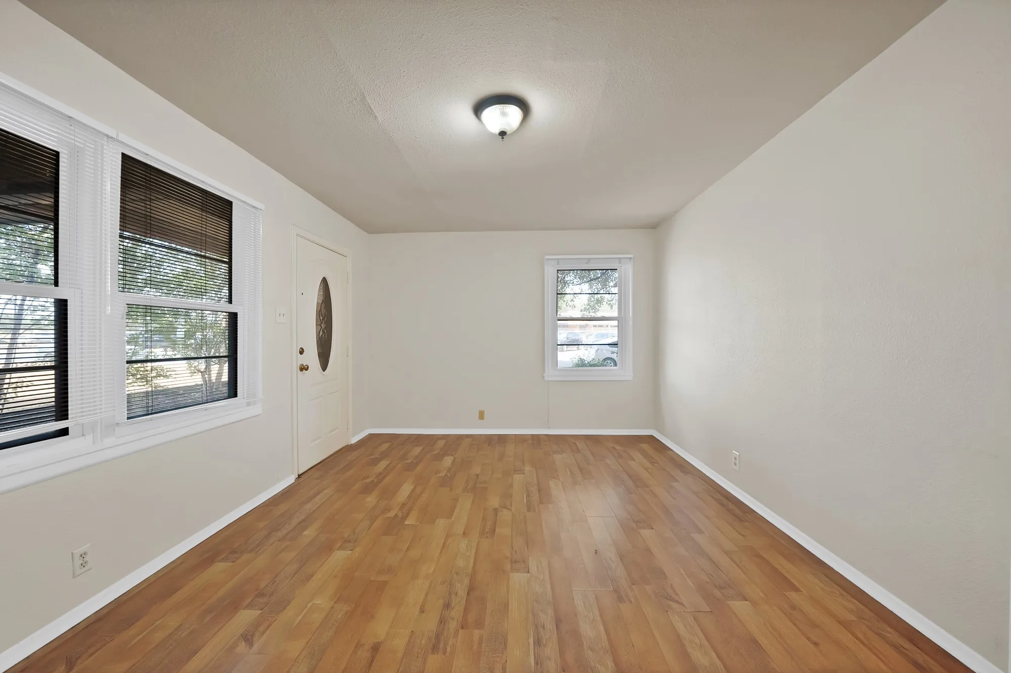 Single Family Residence For Rent in Johnson County , 811 Phillips Street, Cleburne, Texas 76033, 3 Bedroom, 1 Bathroom, Garage spaces, 1,188 Sqft, built in 1960, mls#21394236, Real Estate Agent in Cleburne, Homes For Rent in Johnson county, Homes For Rent in Cleburne, Realtor in Cleburne Texas, Real Estate Brokerage Independent Realty Texas, Luminita Cordes Realtor