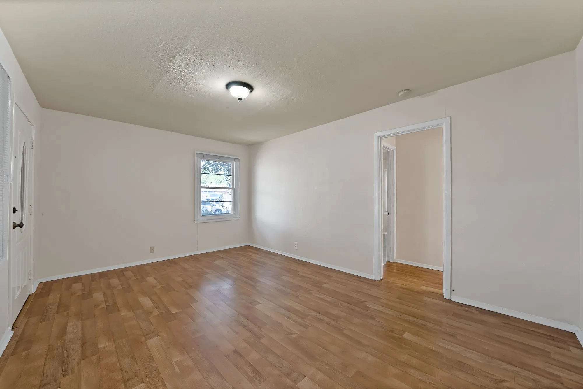 Single Family Residence For Rent in Johnson County , 811 Phillips Street, Cleburne, Texas 76033, 3 Bedroom, 1 Bathroom, Garage spaces, 1,188 Sqft, built in 1960, mls#21394236, Real Estate Agent in Cleburne, Homes For Rent in Johnson county, Homes For Rent in Cleburne, Realtor in Cleburne Texas, Real Estate Brokerage Independent Realty Texas, Luminita Cordes Realtor