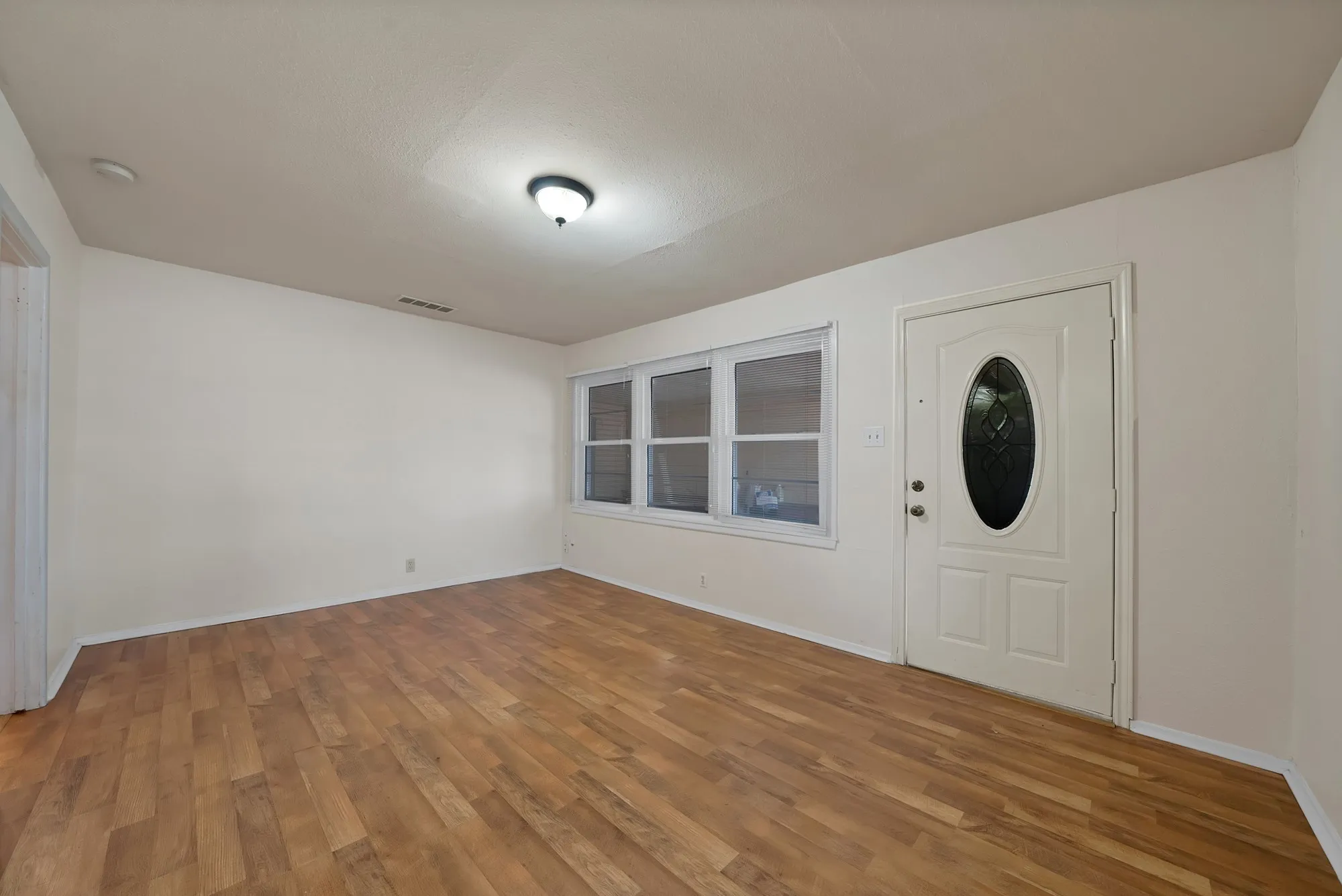 Single Family Residence For Rent in Johnson County , 811 Phillips Street, Cleburne, Texas 76033, 3 Bedroom, 1 Bathroom, Garage spaces, 1,188 Sqft, built in 1960, mls#21394236, Real Estate Agent in Cleburne, Homes For Rent in Johnson county, Homes For Rent in Cleburne, Realtor in Cleburne Texas, Real Estate Brokerage Independent Realty Texas, Luminita Cordes Realtor