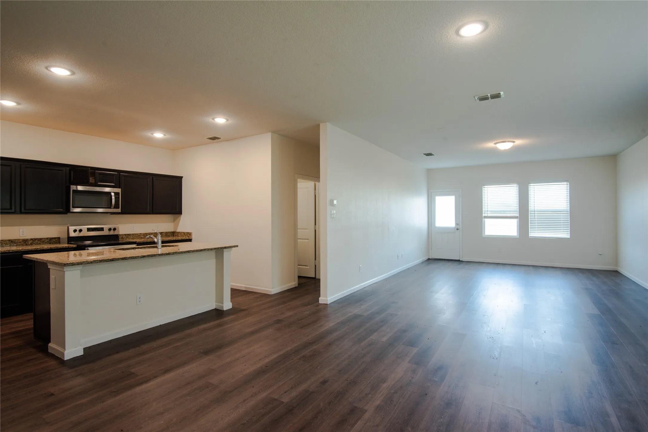 Single Family Residence For Rent in Kaufman County , 6427 Bishop Drive, Forney, Texas 75126, 5 Bedroom, 2 Bathroom, 2 Garage spaces, 2,590 Sqft, built in 2021, mls#21396722, Real Estate Agent in Forney, Homes For Rent in Kaufman county, Homes For Rent in Forney, Realtor in Forney Texas, Real Estate Brokerage Independent Realty Texas, Luminita Cordes Realtor
