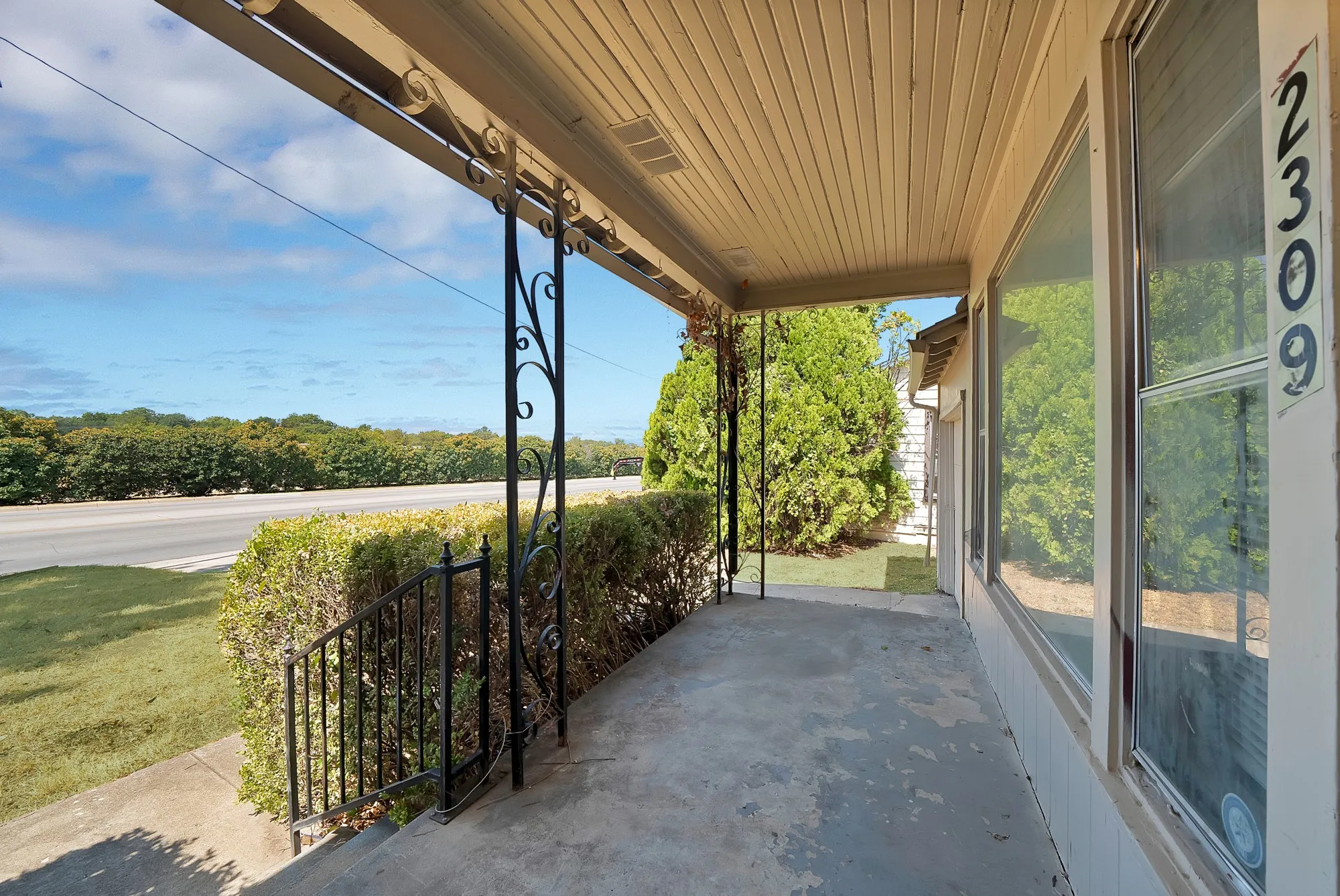 Single Family Residence For Rent in Tarrant County , 2309 8th Avenue, Fort Worth, Texas 76110, 2 Bedroom, 1 Bathroom, 1 Garage spaces, 896 Sqft, built in 1952, mls#21394255, Real Estate Agent in Fort Worth, Homes For Rent in Tarrant county, Homes For Rent in Fort Worth, Realtor in Fort Worth Texas, Real Estate Brokerage Independent Realty Texas, Luminita Cordes Realtor