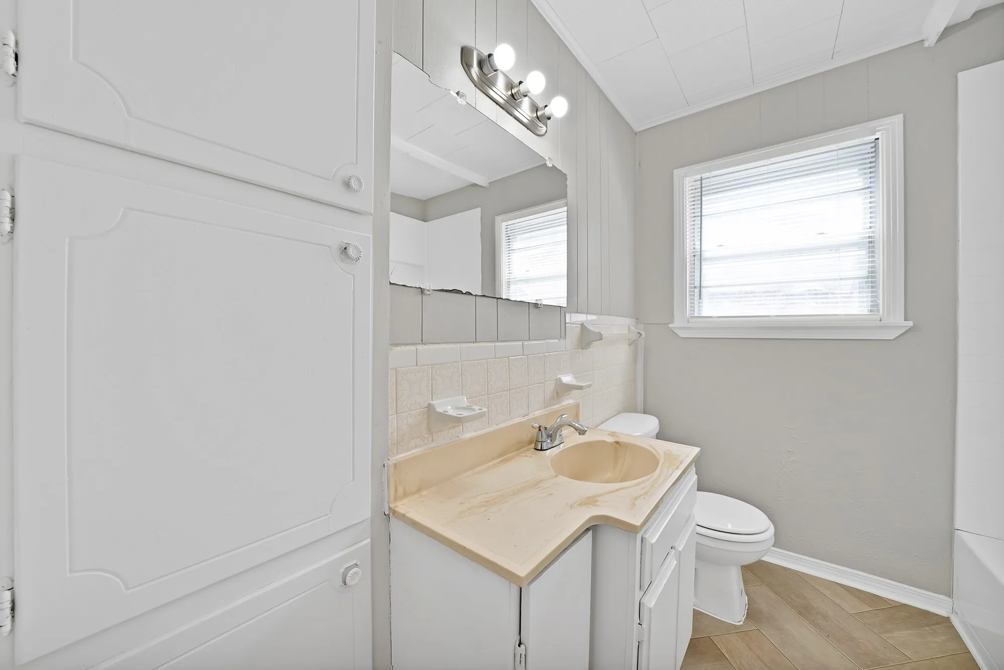 Single Family Residence For Rent in Tarrant County , 2309 8th Avenue, Fort Worth, Texas 76110, 2 Bedroom, 1 Bathroom, 1 Garage spaces, 896 Sqft, built in 1952, mls#21394255, Real Estate Agent in Fort Worth, Homes For Rent in Tarrant county, Homes For Rent in Fort Worth, Realtor in Fort Worth Texas, Real Estate Brokerage Independent Realty Texas, Luminita Cordes Realtor