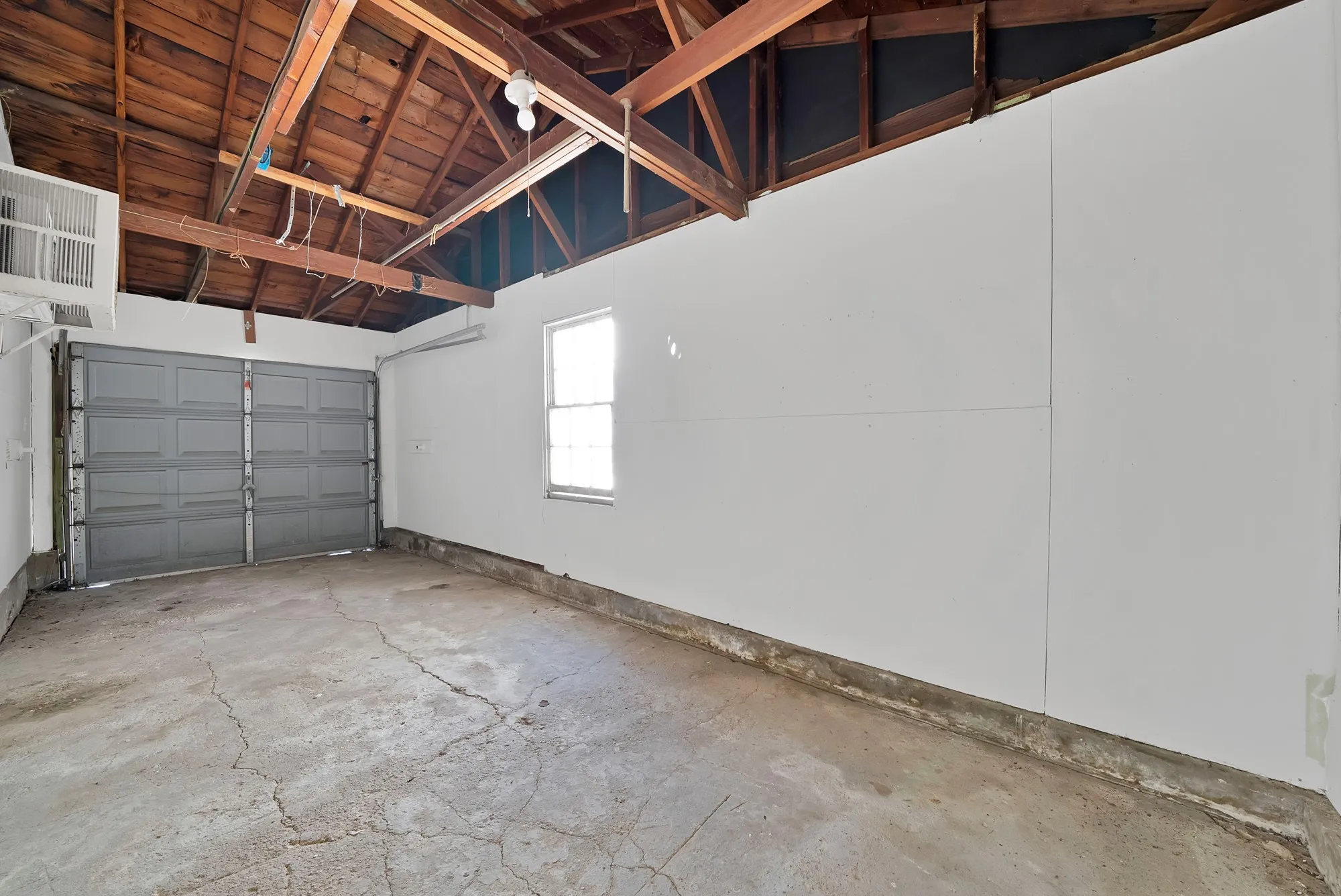 Single Family Residence For Rent in Tarrant County , 2309 8th Avenue, Fort Worth, Texas 76110, 2 Bedroom, 1 Bathroom, 1 Garage spaces, 896 Sqft, built in 1952, mls#21394255, Real Estate Agent in Fort Worth, Homes For Rent in Tarrant county, Homes For Rent in Fort Worth, Realtor in Fort Worth Texas, Real Estate Brokerage Independent Realty Texas, Luminita Cordes Realtor
