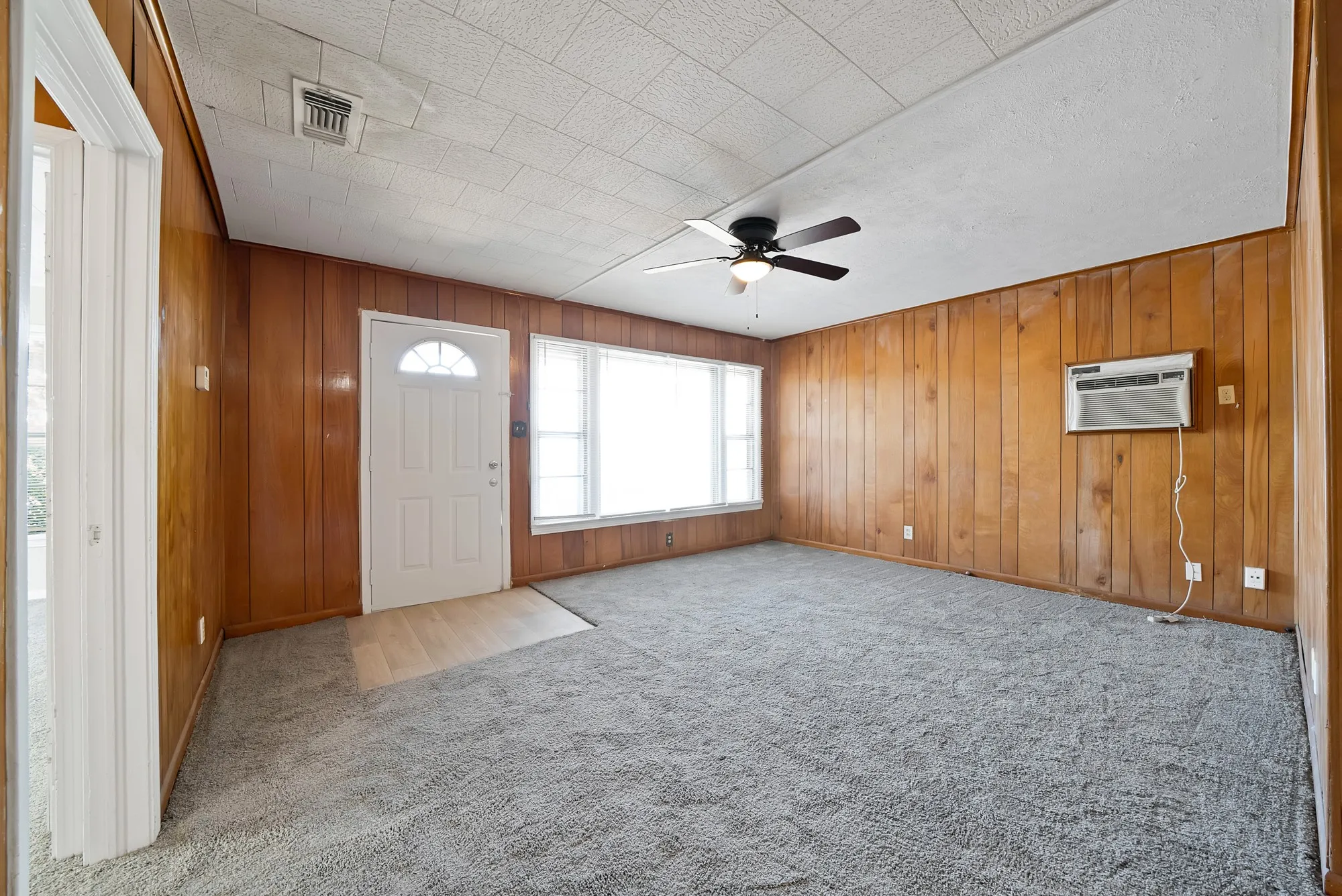 Single Family Residence For Rent in Tarrant County , 2309 8th Avenue, Fort Worth, Texas 76110, 2 Bedroom, 1 Bathroom, 1 Garage spaces, 896 Sqft, built in 1952, mls#21394255, Real Estate Agent in Fort Worth, Homes For Rent in Tarrant county, Homes For Rent in Fort Worth, Realtor in Fort Worth Texas, Real Estate Brokerage Independent Realty Texas, Luminita Cordes Realtor