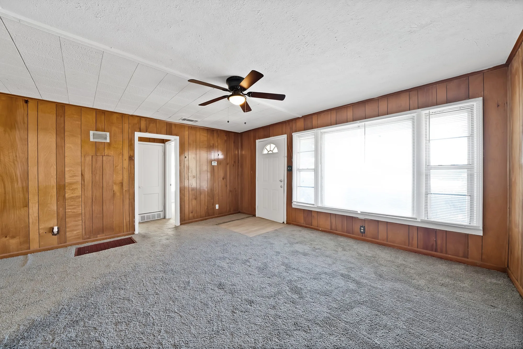 Single Family Residence For Rent in Tarrant County , 2309 8th Avenue, Fort Worth, Texas 76110, 2 Bedroom, 1 Bathroom, 1 Garage spaces, 896 Sqft, built in 1952, mls#21394255, Real Estate Agent in Fort Worth, Homes For Rent in Tarrant county, Homes For Rent in Fort Worth, Realtor in Fort Worth Texas, Real Estate Brokerage Independent Realty Texas, Luminita Cordes Realtor