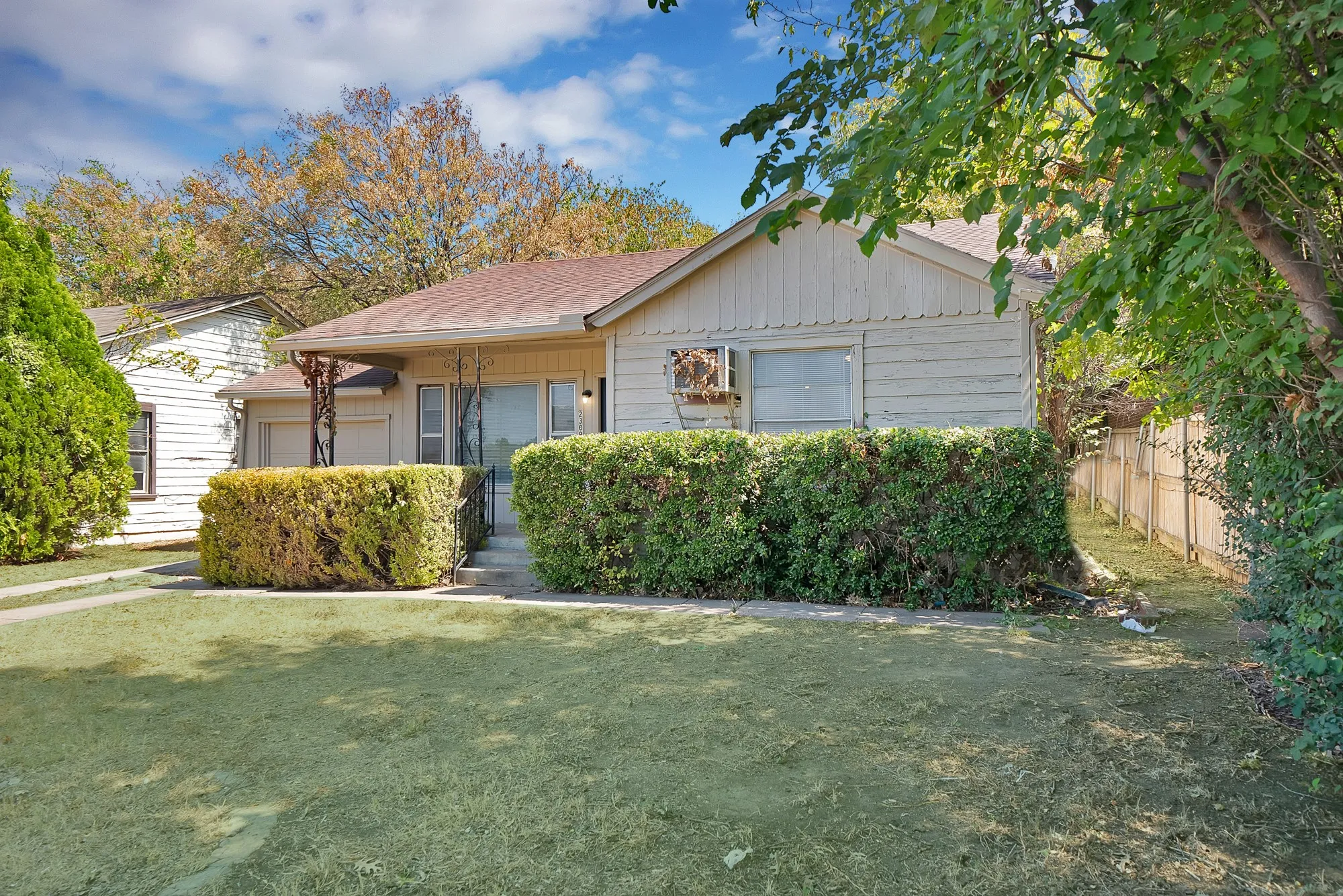 Single Family Residence For Rent in Tarrant County , 2309 8th Avenue, Fort Worth, Texas 76110, 2 Bedroom, 1 Bathroom, 1 Garage spaces, 896 Sqft, built in 1952, mls#21394255, Real Estate Agent in Fort Worth, Homes For Rent in Tarrant county, Homes For Rent in Fort Worth, Realtor in Fort Worth Texas, Real Estate Brokerage Independent Realty Texas, Luminita Cordes Realtor
