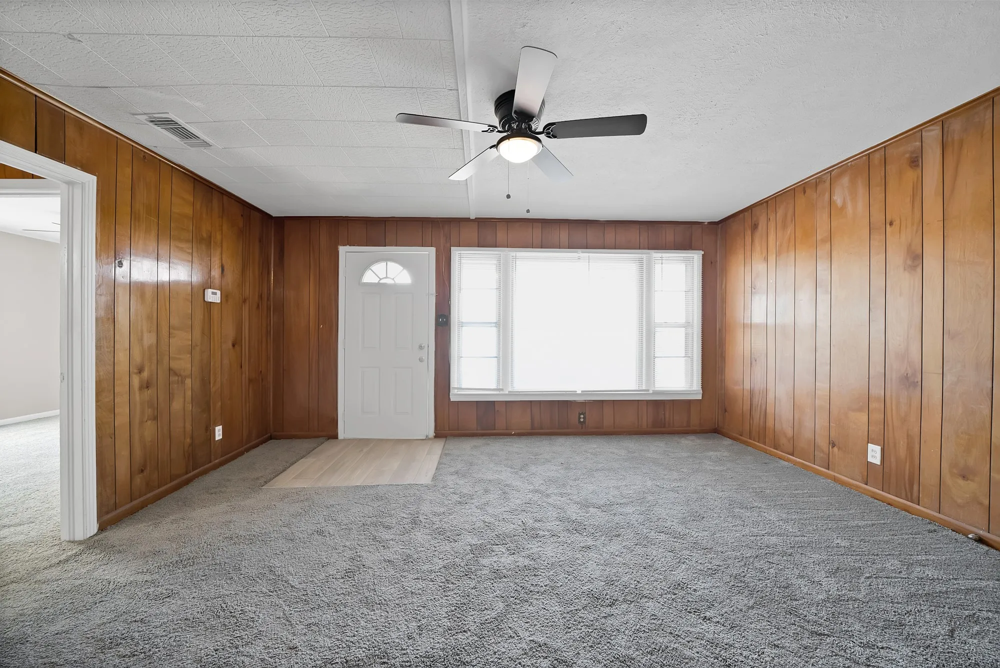 Single Family Residence For Rent in Tarrant County , 2309 8th Avenue, Fort Worth, Texas 76110, 2 Bedroom, 1 Bathroom, 1 Garage spaces, 896 Sqft, built in 1952, mls#21394255, Real Estate Agent in Fort Worth, Homes For Rent in Tarrant county, Homes For Rent in Fort Worth, Realtor in Fort Worth Texas, Real Estate Brokerage Independent Realty Texas, Luminita Cordes Realtor