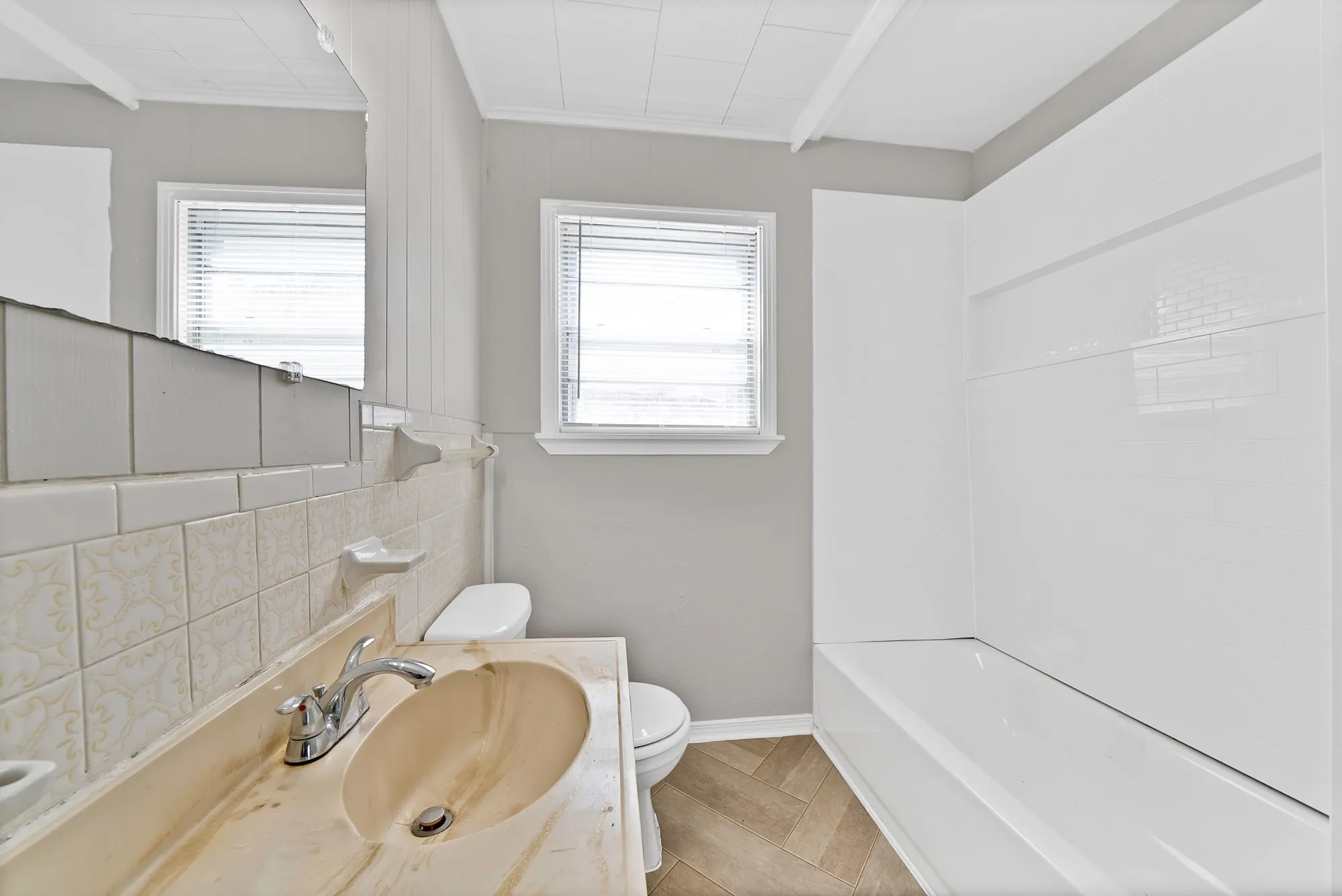 Single Family Residence For Rent in Tarrant County , 2309 8th Avenue, Fort Worth, Texas 76110, 2 Bedroom, 1 Bathroom, 1 Garage spaces, 896 Sqft, built in 1952, mls#21394255, Real Estate Agent in Fort Worth, Homes For Rent in Tarrant county, Homes For Rent in Fort Worth, Realtor in Fort Worth Texas, Real Estate Brokerage Independent Realty Texas, Luminita Cordes Realtor
