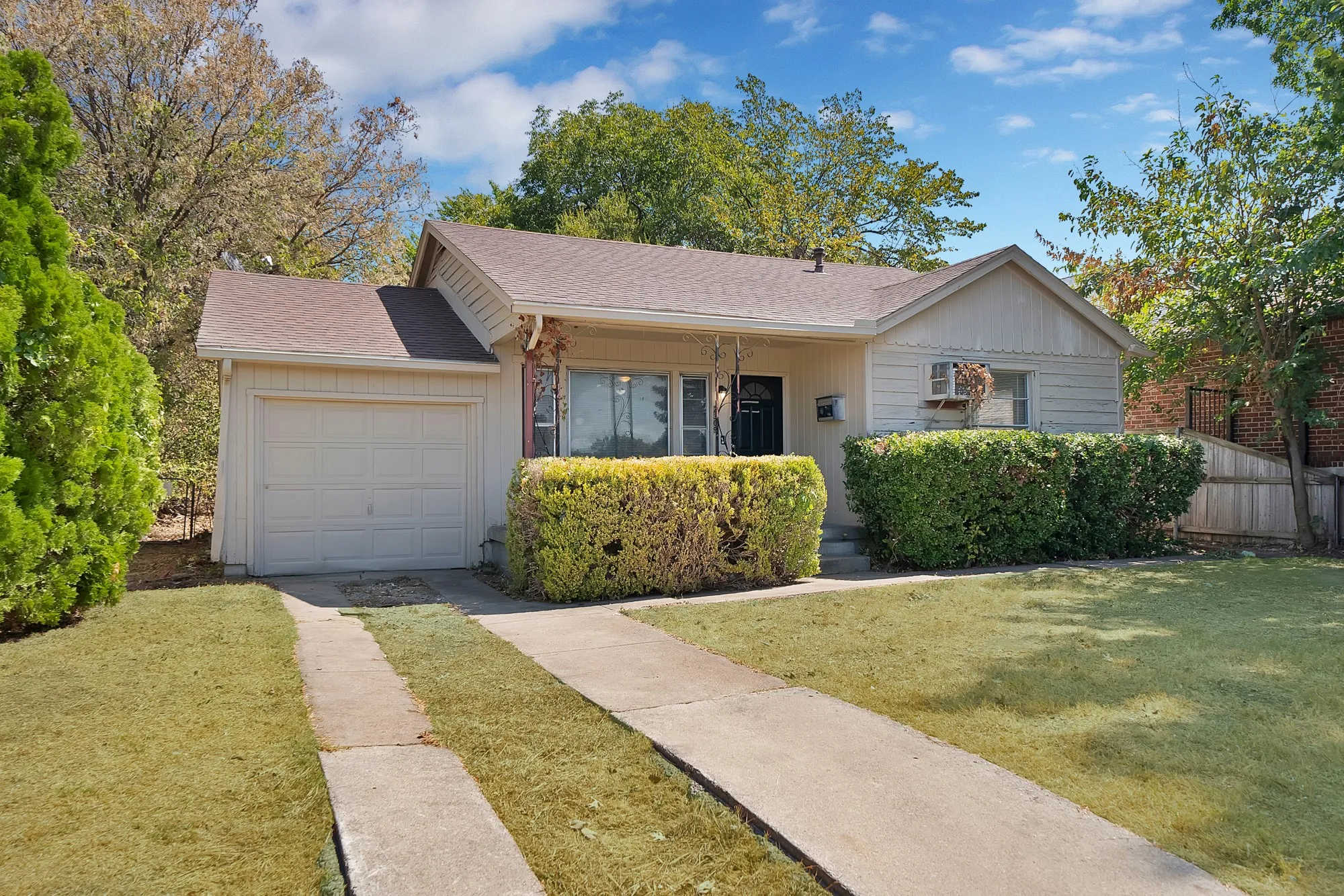 Single Family Residence For Rent in Tarrant County , 2309 8th Avenue, Fort Worth, Texas 76110, 2 Bedroom, 1 Bathroom, 1 Garage spaces, 896 Sqft, built in 1952, mls#21394255, Real Estate Agent in Fort Worth, Homes For Rent in Tarrant county, Homes For Rent in Fort Worth, Realtor in Fort Worth Texas, Real Estate Brokerage Independent Realty Texas, Luminita Cordes Realtor