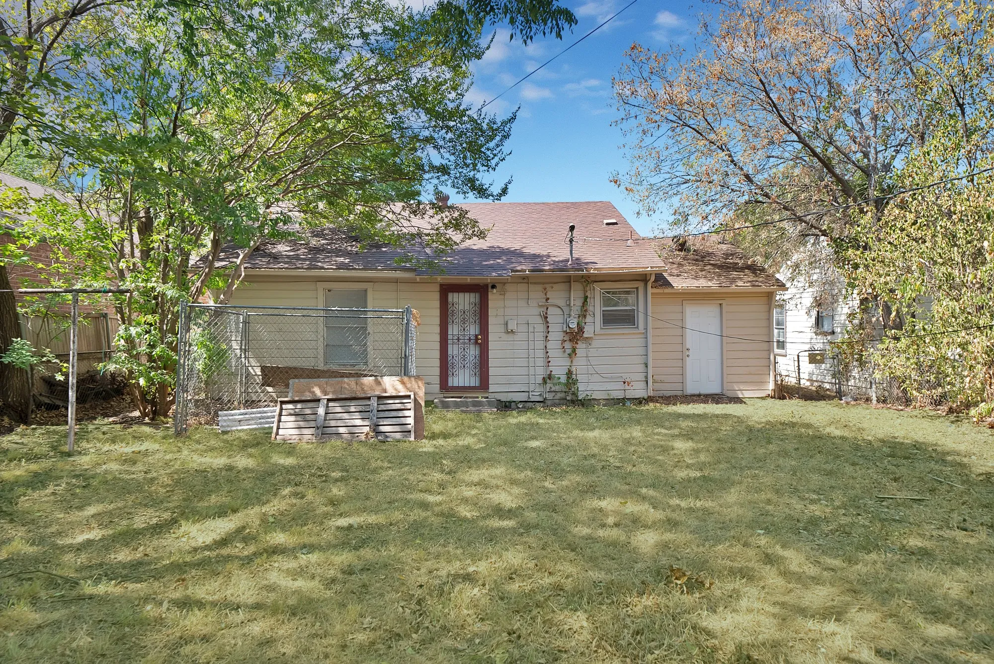 Single Family Residence For Rent in Tarrant County , 2309 8th Avenue, Fort Worth, Texas 76110, 2 Bedroom, 1 Bathroom, 1 Garage spaces, 896 Sqft, built in 1952, mls#21394255, Real Estate Agent in Fort Worth, Homes For Rent in Tarrant county, Homes For Rent in Fort Worth, Realtor in Fort Worth Texas, Real Estate Brokerage Independent Realty Texas, Luminita Cordes Realtor