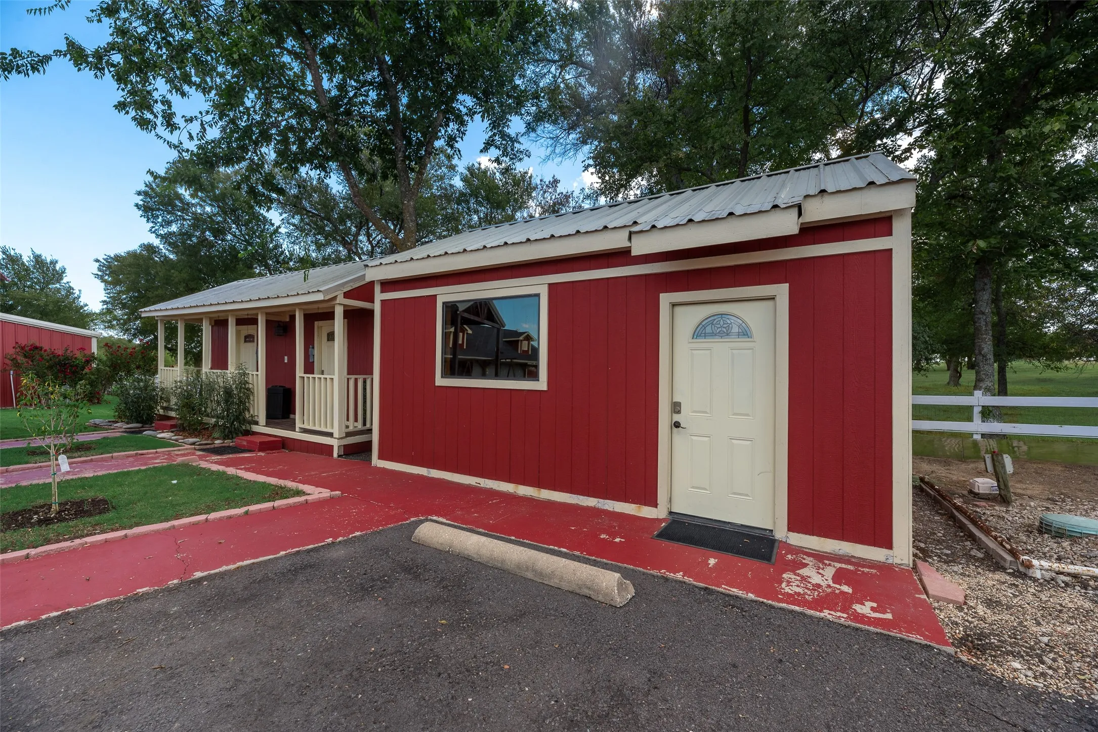 Single Family Residence For Sale in Hunt County , 3091 Interstate 30 W, Caddo Mills, Texas 75135, 7 Bedroom, 7 Bathroom, Garage spaces, 7,600 Sqft, built in 2017, mls#21390056, Real Estate Agent in Caddo Mills, Homes For Sale in Hunt county, Homes For Sale in Caddo Mills, Realtor in Caddo Mills Texas, Real Estate Brokerage Independent Realty Texas, Luminita Cordes Realtor
