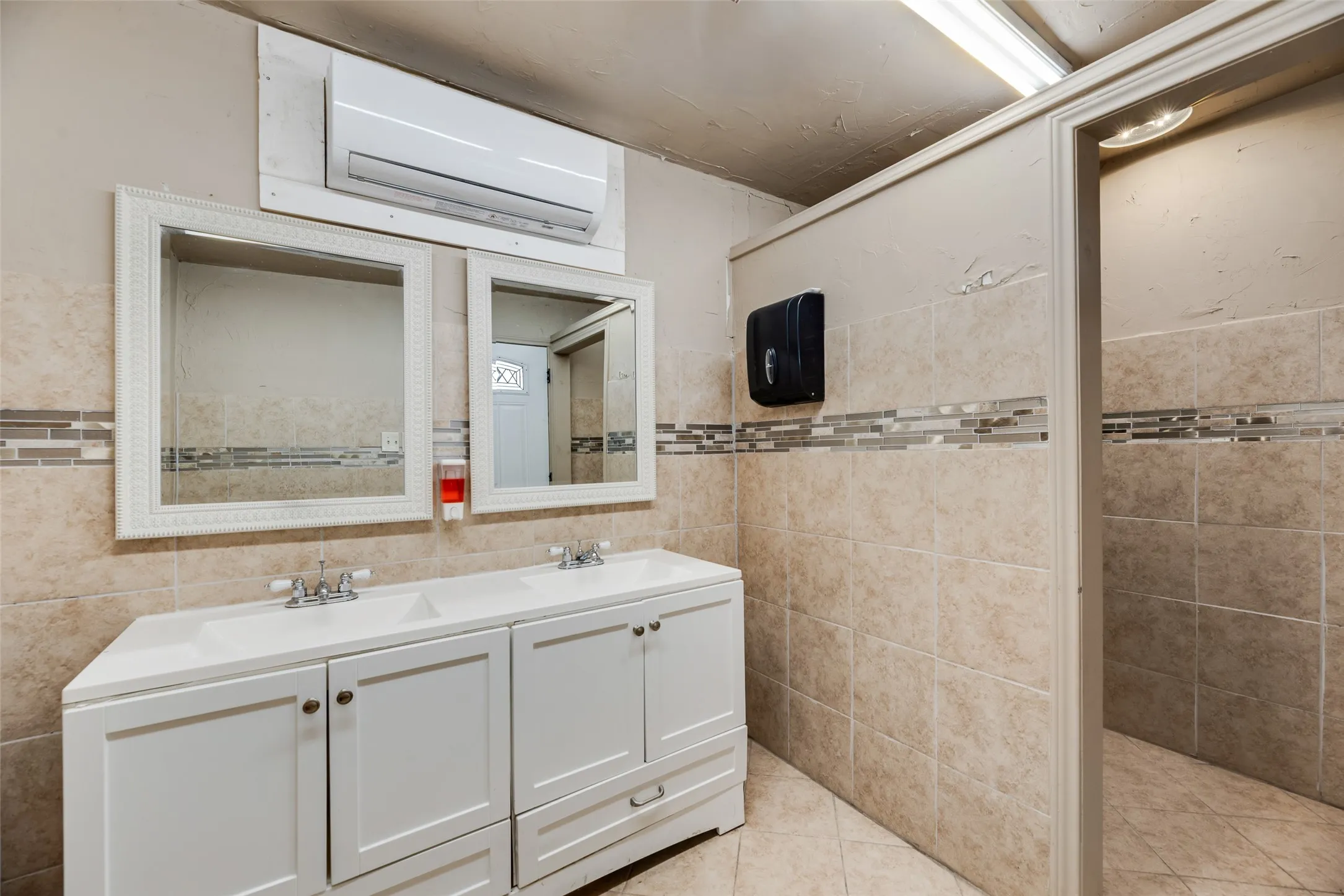 Single Family Residence For Sale in Hunt County , 3091 Interstate 30 W, Caddo Mills, Texas 75135, 7 Bedroom, 7 Bathroom, Garage spaces, 7,600 Sqft, built in 2017, mls#21390056, Real Estate Agent in Caddo Mills, Homes For Sale in Hunt county, Homes For Sale in Caddo Mills, Realtor in Caddo Mills Texas, Real Estate Brokerage Independent Realty Texas, Luminita Cordes Realtor
