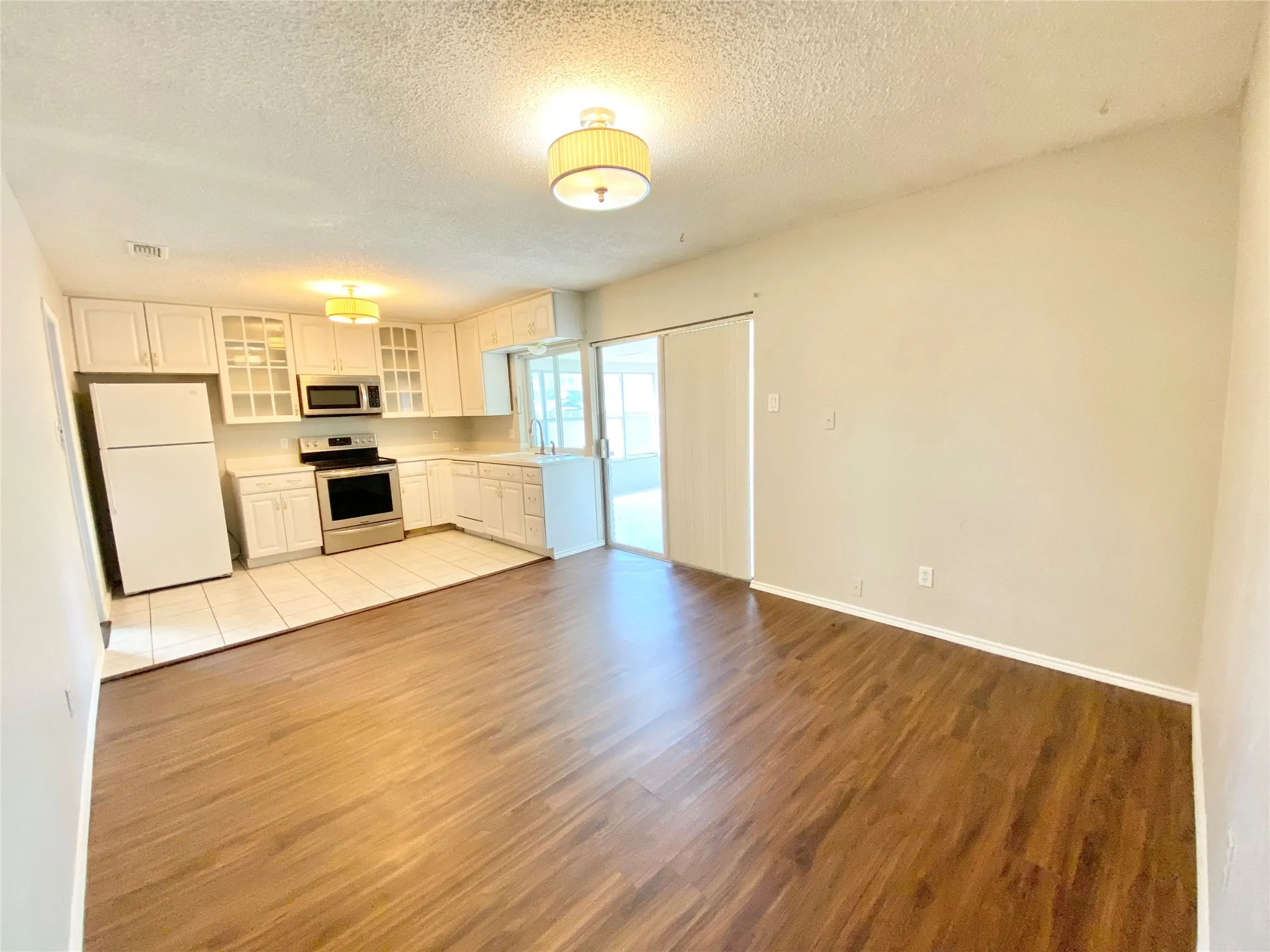 Single Family Residence For Rent in Tarrant County , 701 Victoria Drive, Euless, Texas 76039, 3 Bedroom, 2 Bathroom, 2 Garage spaces, 1,232 Sqft, built in 1971, mls#21395160, Real Estate Agent in Euless, Homes For Rent in Tarrant county, Homes For Rent in Euless, Realtor in Euless Texas, Real Estate Brokerage Independent Realty Texas, Luminita Cordes Realtor