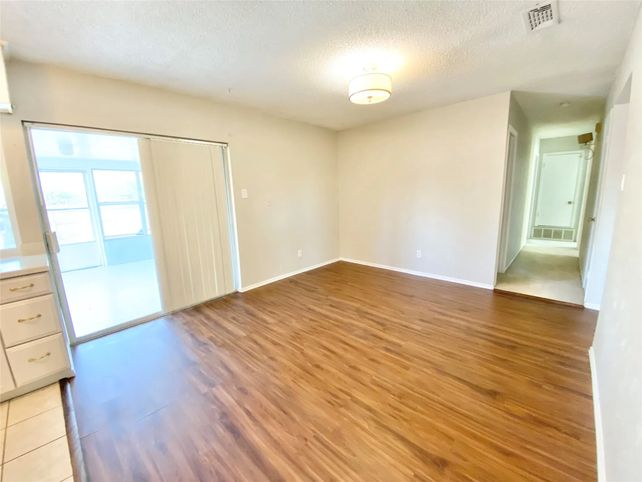 Single Family Residence For Rent in Tarrant County , 701 Victoria Drive, Euless, Texas 76039, 3 Bedroom, 2 Bathroom, 2 Garage spaces, 1,232 Sqft, built in 1971, mls#21395160, Real Estate Agent in Euless, Homes For Rent in Tarrant county, Homes For Rent in Euless, Realtor in Euless Texas, Real Estate Brokerage Independent Realty Texas, Luminita Cordes Realtor