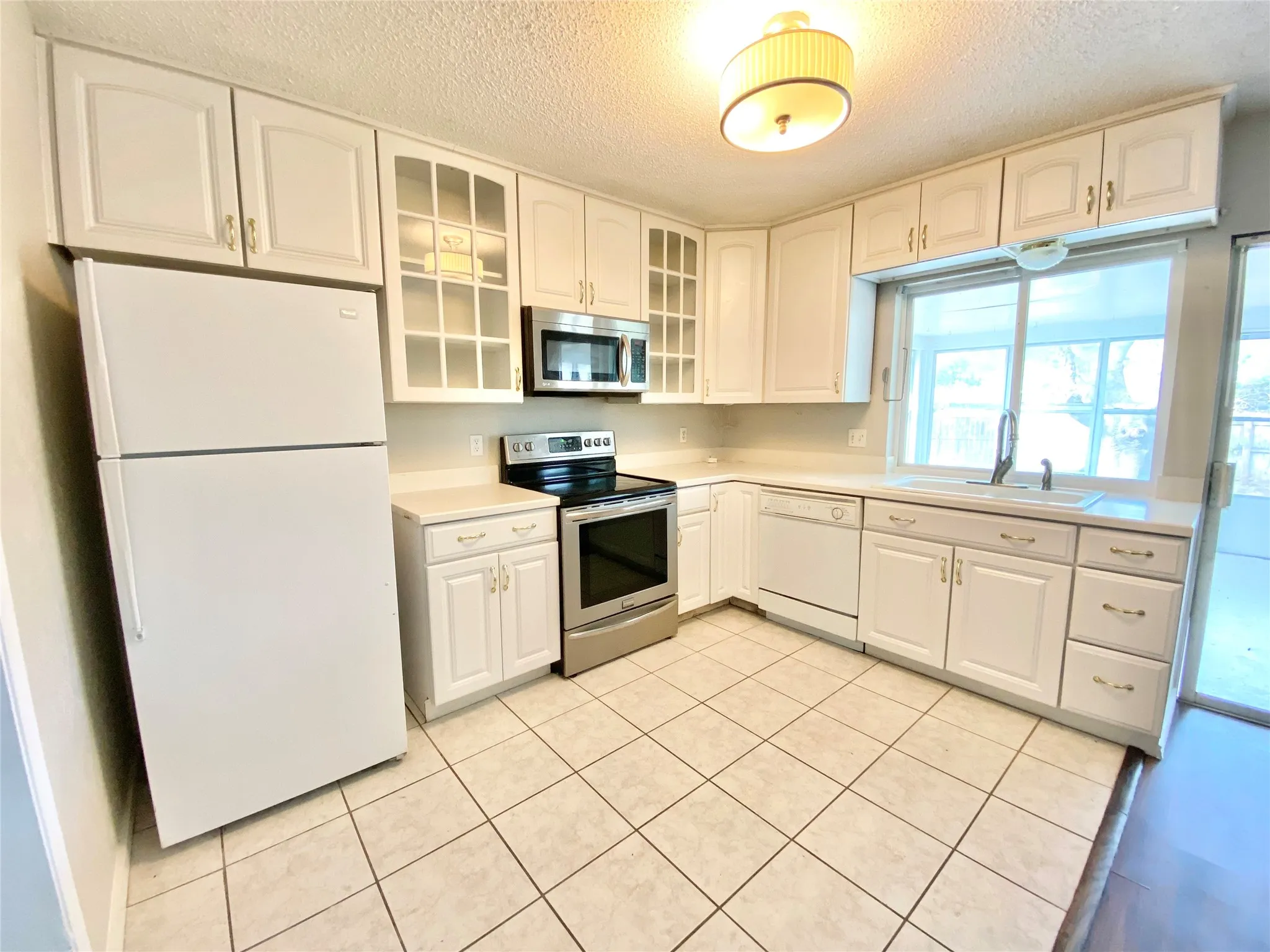 Single Family Residence For Rent in Tarrant County , 701 Victoria Drive, Euless, Texas 76039, 3 Bedroom, 2 Bathroom, 2 Garage spaces, 1,232 Sqft, built in 1971, mls#21395160, Real Estate Agent in Euless, Homes For Rent in Tarrant county, Homes For Rent in Euless, Realtor in Euless Texas, Real Estate Brokerage Independent Realty Texas, Luminita Cordes Realtor