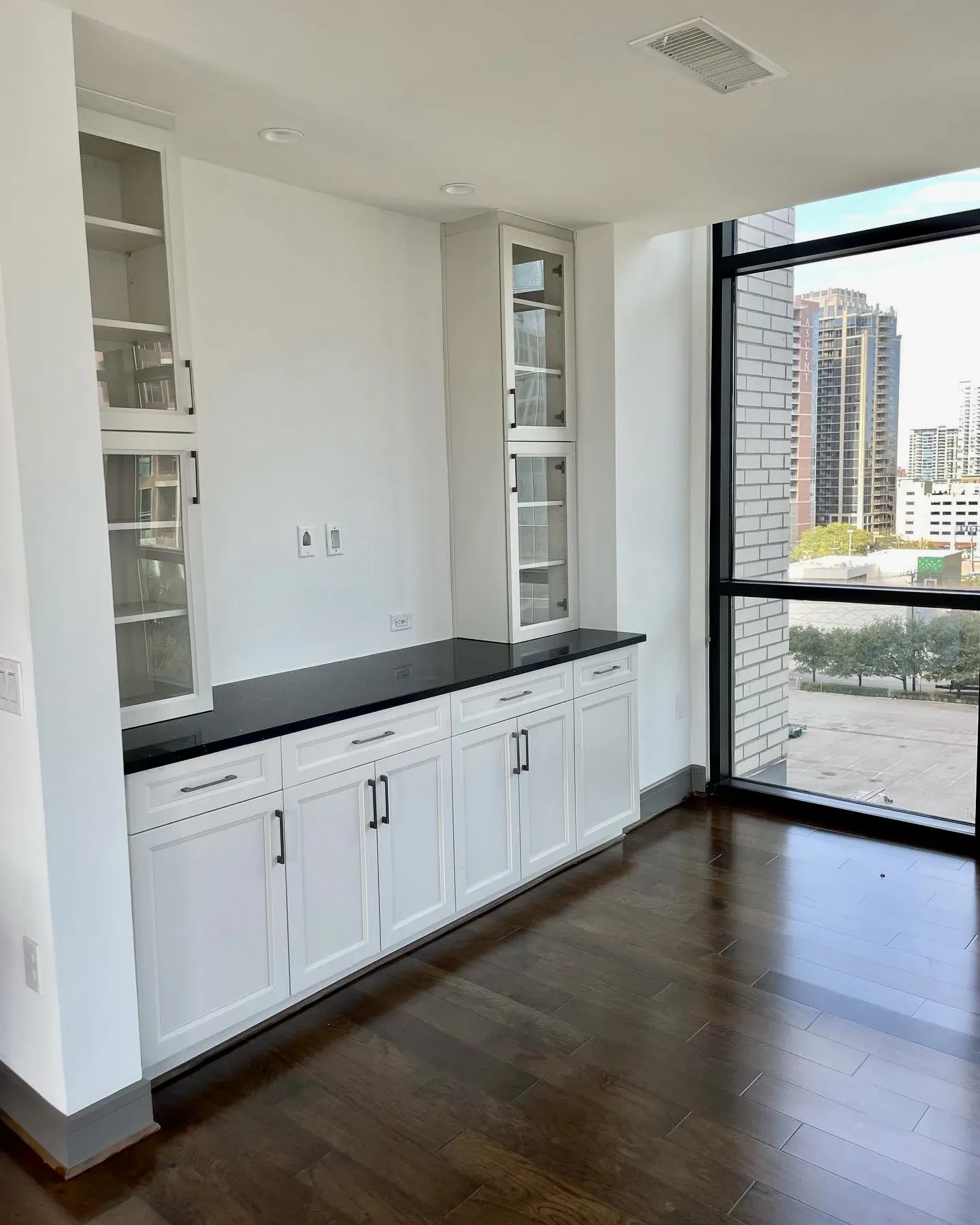 Condominium For Rent in Dallas County , 2323 N Akard Street 1401, Dallas, Texas 75201, 3 Bedroom, 4 Bathroom, 3 Garage spaces, 2,556 Sqft, built in 2018, mls#21396726, Real Estate Agent in Dallas, Homes For Rent in Dallas county, Homes For Rent in Dallas, Realtor in Dallas Texas, Real Estate Brokerage Independent Realty Texas, Luminita Cordes Realtor