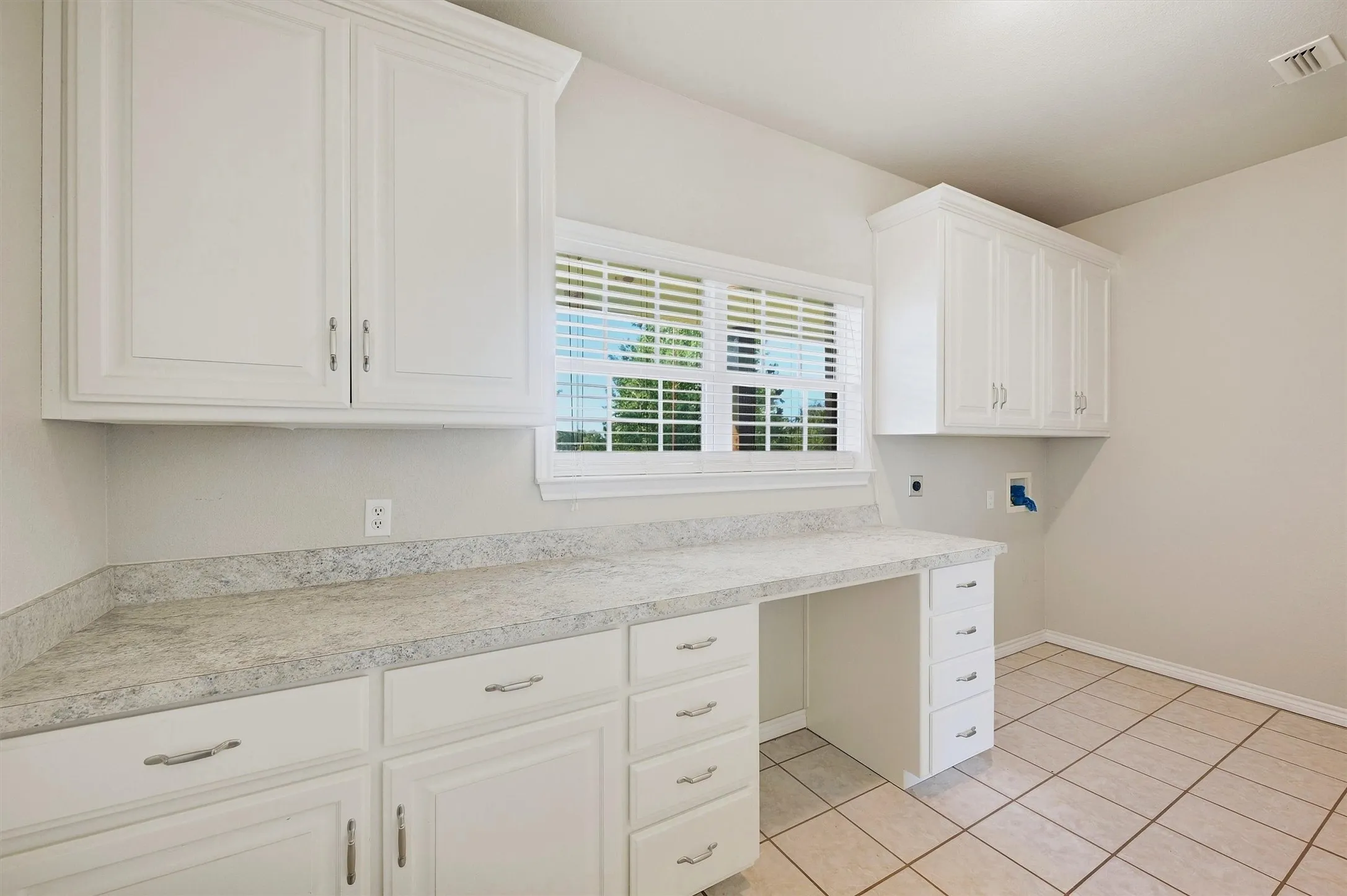 Farm For Sale in Grayson County , 4489 E FM 120, Denison, Texas 75021, 3 Bedroom, 3 Bathroom, 2 Garage spaces, 2,534 Sqft, built in 2005, mls#21394942, Real Estate Agent in Denison, Homes For Sale in Grayson county, Homes For Sale in Denison, Realtor in Denison Texas, Real Estate Brokerage Independent Realty Texas, Luminita Cordes Realtor